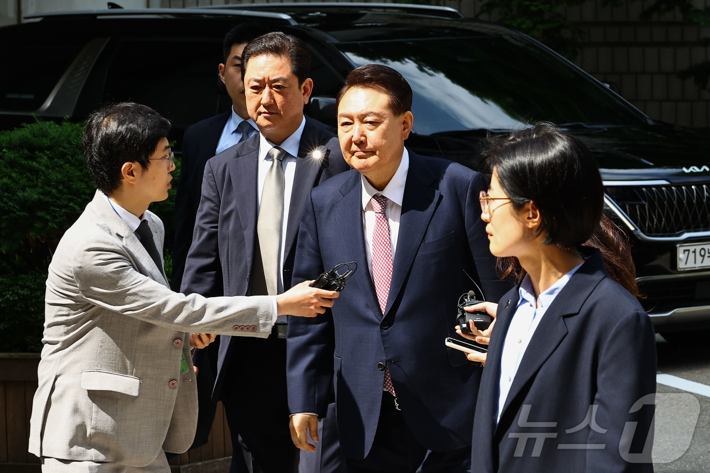 (서울=뉴스1) 사진공동취재단 = 윤석열 전 대통령이 9일 서울중앙지방법원에서 열린 내란 우두머리 혐의·직권남용 권리행사 방해 혐의 사건 6차 공판에 출석하고 있다. 2025.6. …