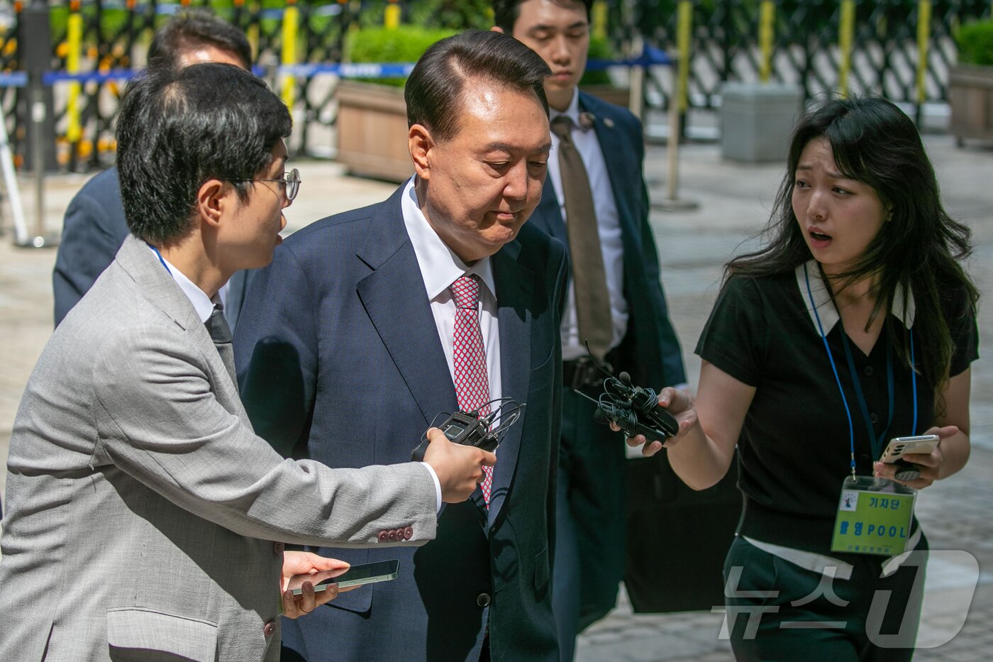 본문 이미지 - 윤석열 전 대통령이 9일 오전 서울 서초구 서울중앙지방법원에서 내란 우두머리 혐의 사건 6차 공판에 출석하고 있다. 2025.6.9/뉴스1 ⓒ News1 사진공동취재단