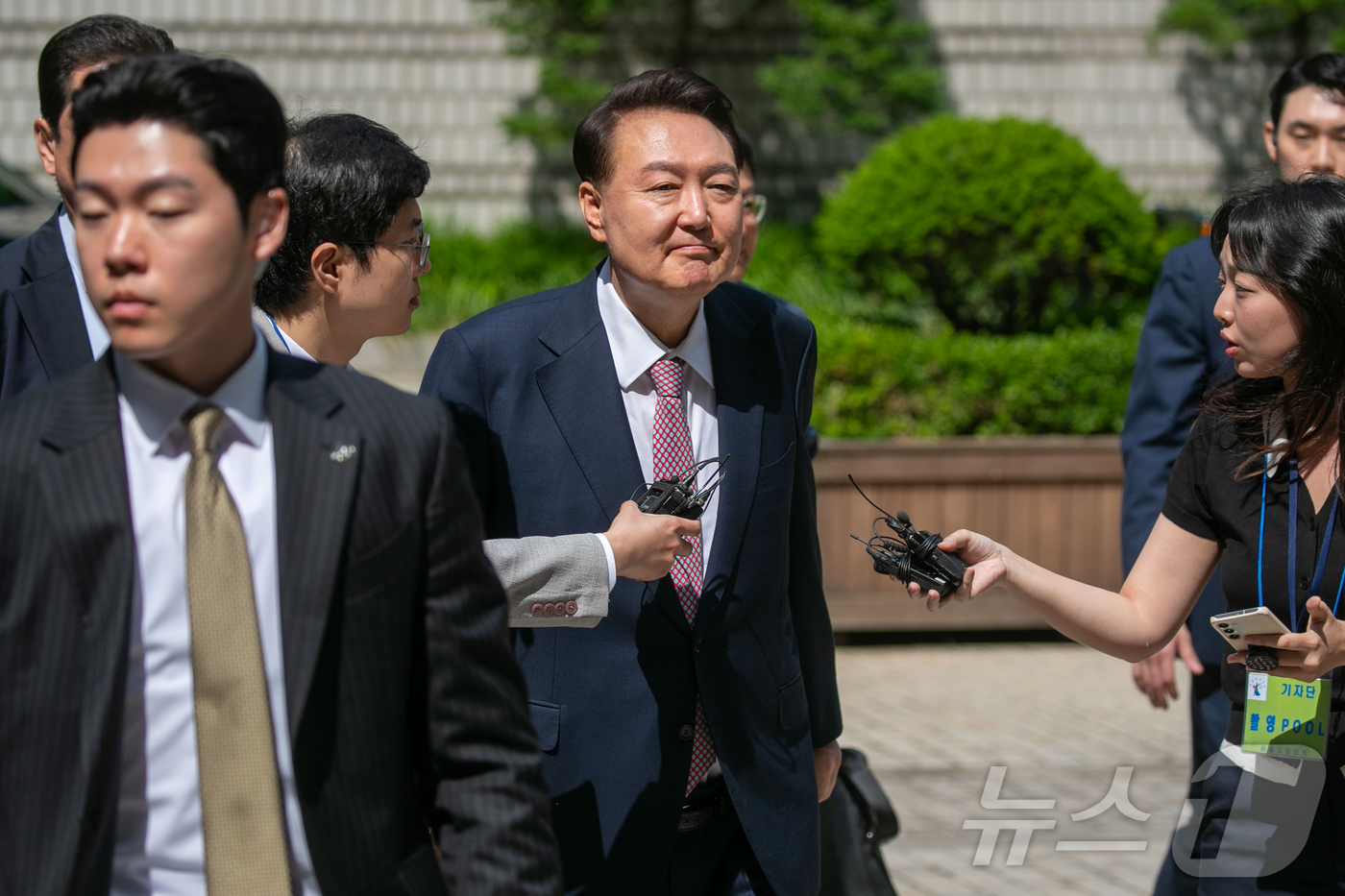(서울=뉴스1) 사진공동취재단 = 윤석열 전 대통령이 9일 오전 서울 서초구 서울중앙지방법원에서 내란 우두머리 혐의 사건 6차 공판에 출석하고 있다. 2025.6.9/뉴스1