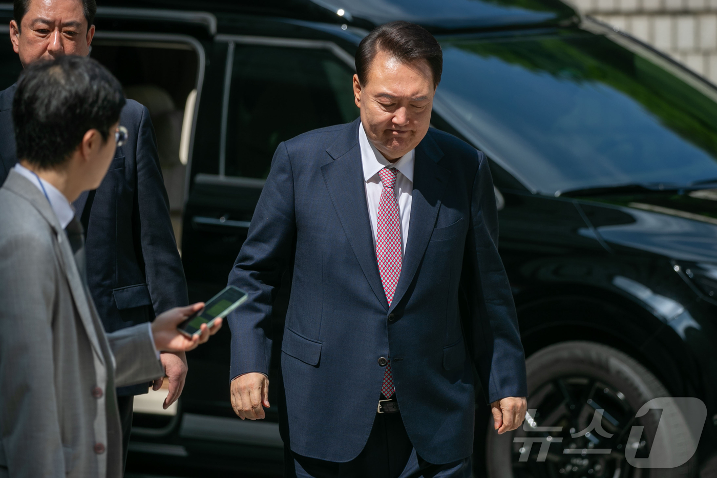 (서울=뉴스1) 사진공동취재단 = 윤석열 전 대통령이 9일 오전 서울 서초구 서울중앙지방법원에서 내란 우두머리 혐의 사건 6차 공판에 출석하고 있다. 2025.6.9/뉴스1