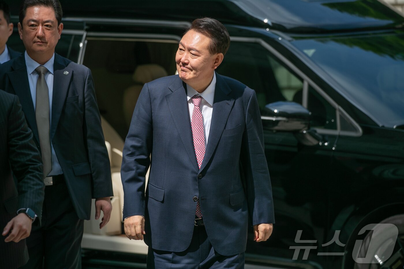 본문 이미지 - 윤석열 전 대통령이 9일 오전 서울 서초구 서울중앙지방법원에서 '내란 우두머리' 혐의 사건 6차 공판에 출석하고 있다. 2025.6.9/뉴스1 ⓒ News1 사진공동취재단