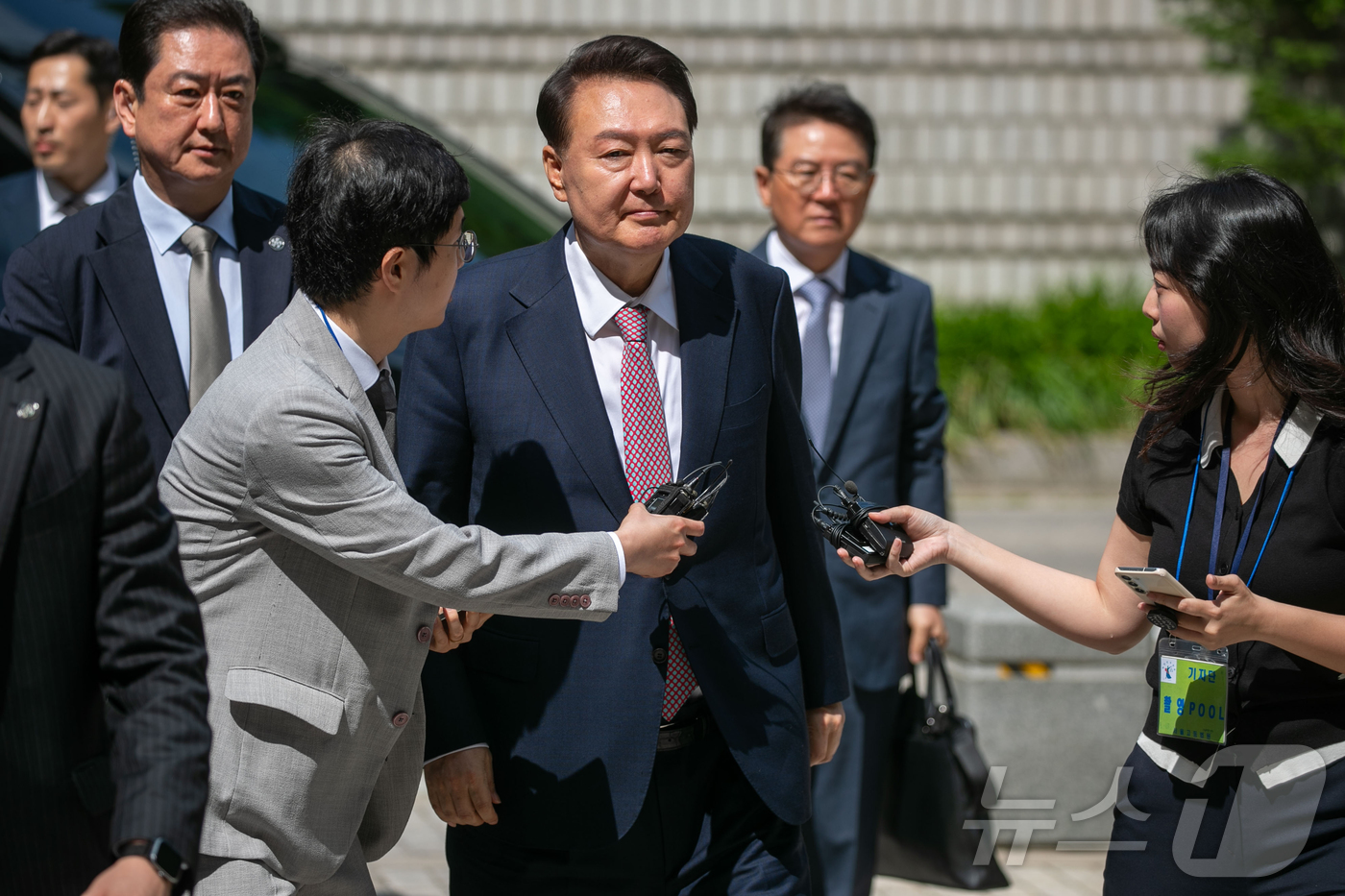 (서울=뉴스1) 사진공동취재단 = 윤석열 전 대통령이 9일 오전 서울 서초구 서울중앙지방법원에서 '내란 우두머리' 혐의 사건 6차 공판에 출석하고 있다. 2025.6.9/뉴스1