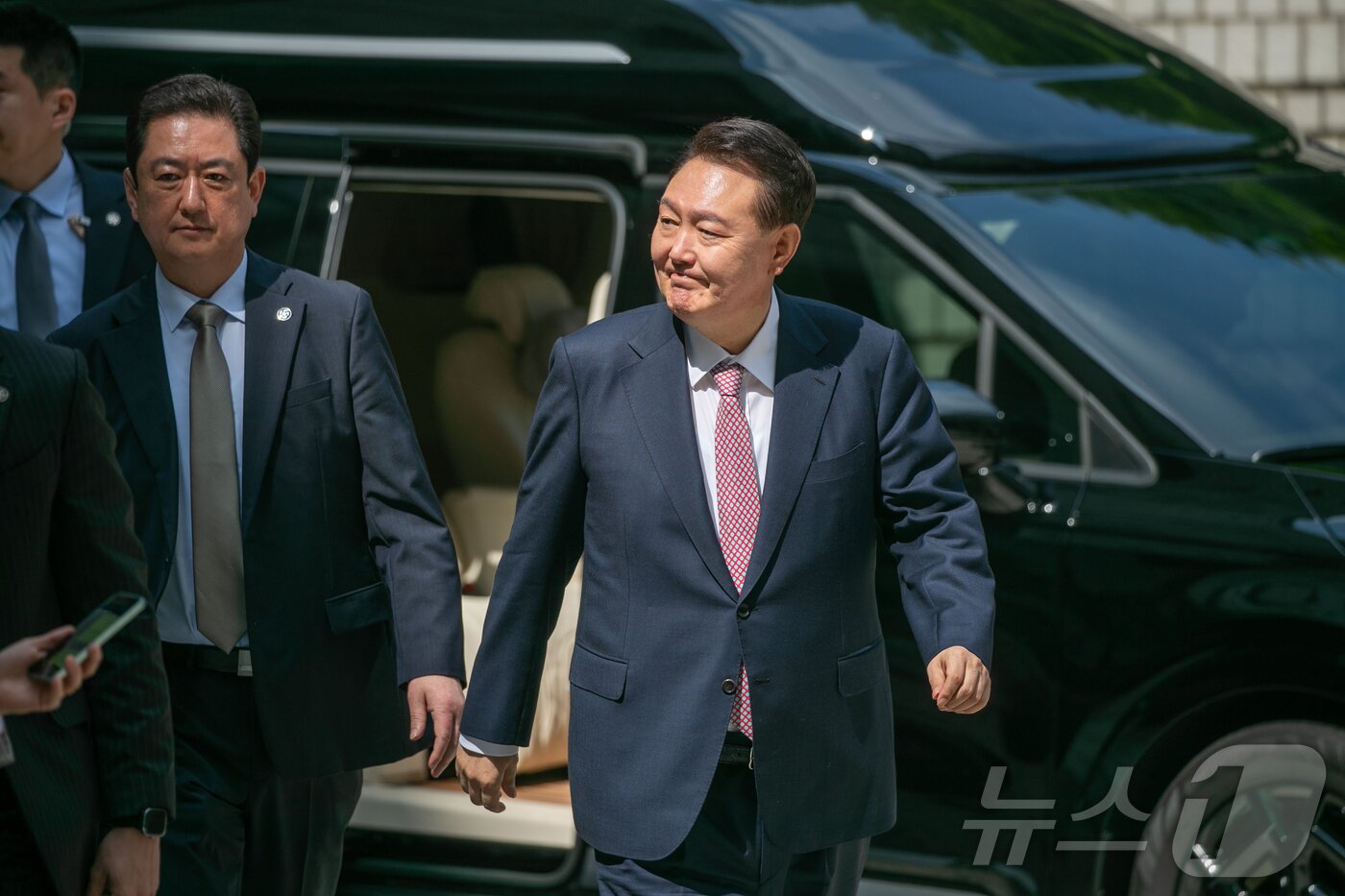 본문 이미지 - 윤석열 전 대통령이 9일 오전 서울 서초구 서울중앙지방법원에서 내란 우두머리 혐의 사건 6차 공판에 출석하고 있다. 2025.6.9/뉴스1 ⓒ News1 사진공동취재단