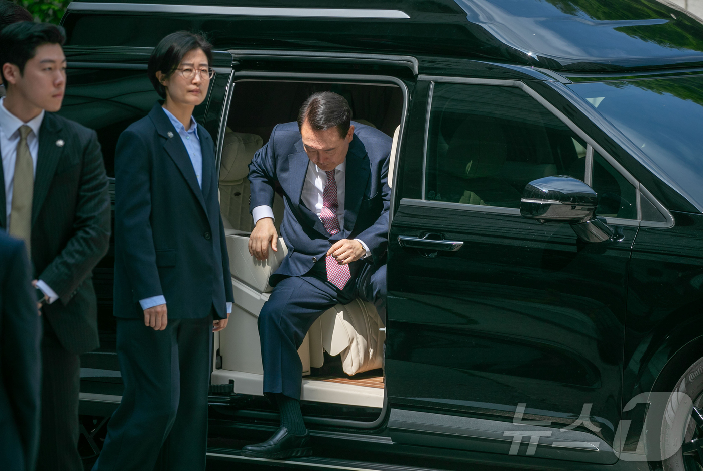 (서울=뉴스1) 사진공동취재단 = 윤석열 전 대통령이 9일 오전 서울 서초구 서울중앙지방법원에서 내란 우두머리 혐의 사건 6차 공판에 출석하고 있다. 2025.6.9/뉴스1