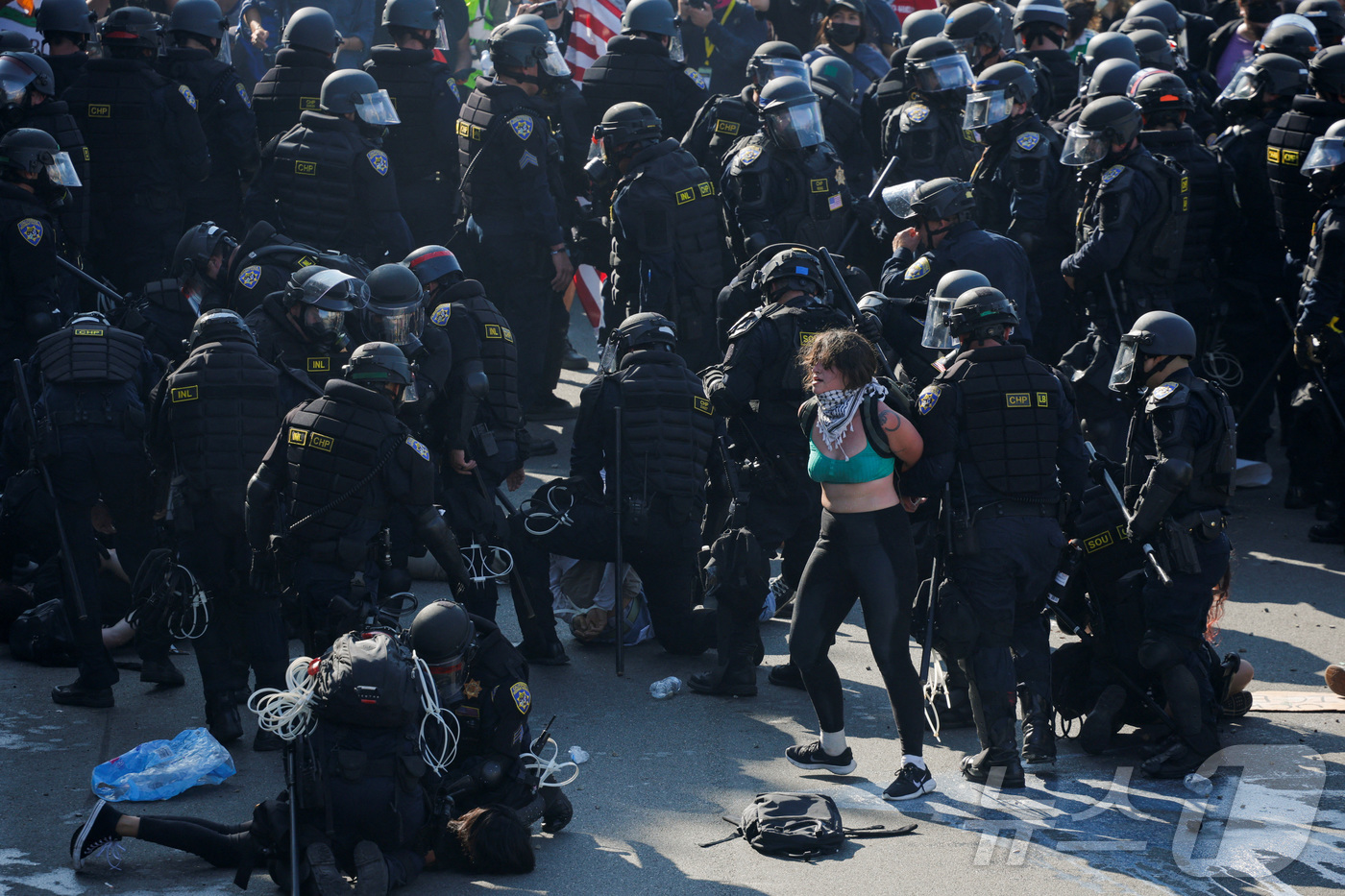 (로스앤젤레스 로이터=뉴스1) 강민경 기자 = 2025년 6월 8일, 미국 캘리포니아주 로스앤젤레스 시내에서 연방 이민 단속에 반대하는 시위 중 경찰이 시위자들을 체포하고 있다. …