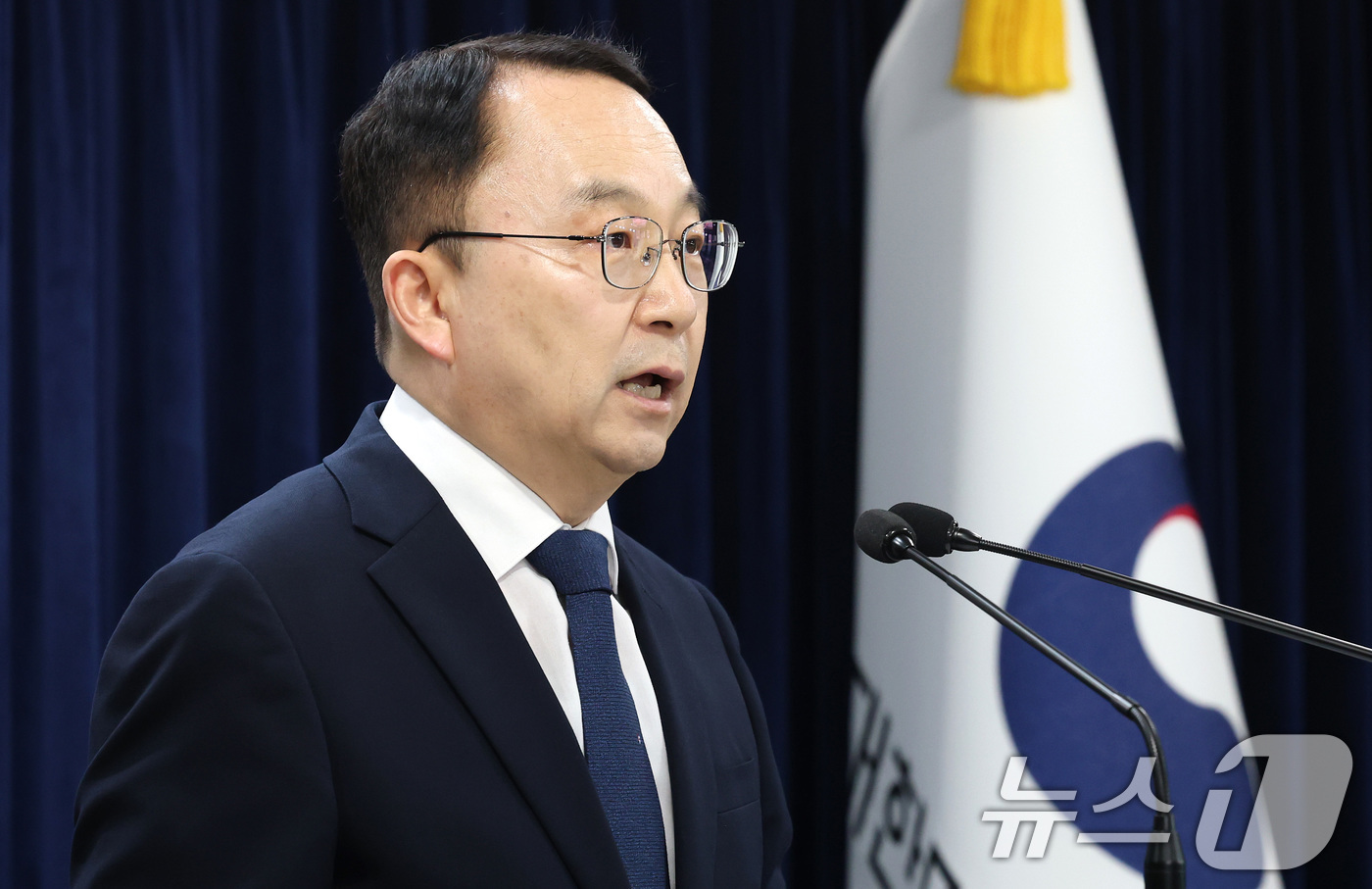 (서울=뉴스1) 임세영 기자 = 구병삼 통일부 대변인이 9일 서울 종로구 정부서울청사에서 열린 정례브리핑에서 납북자피해가족연합회의 대북 전단 살포 관련 정부의 입장을 발표하고 있다 …