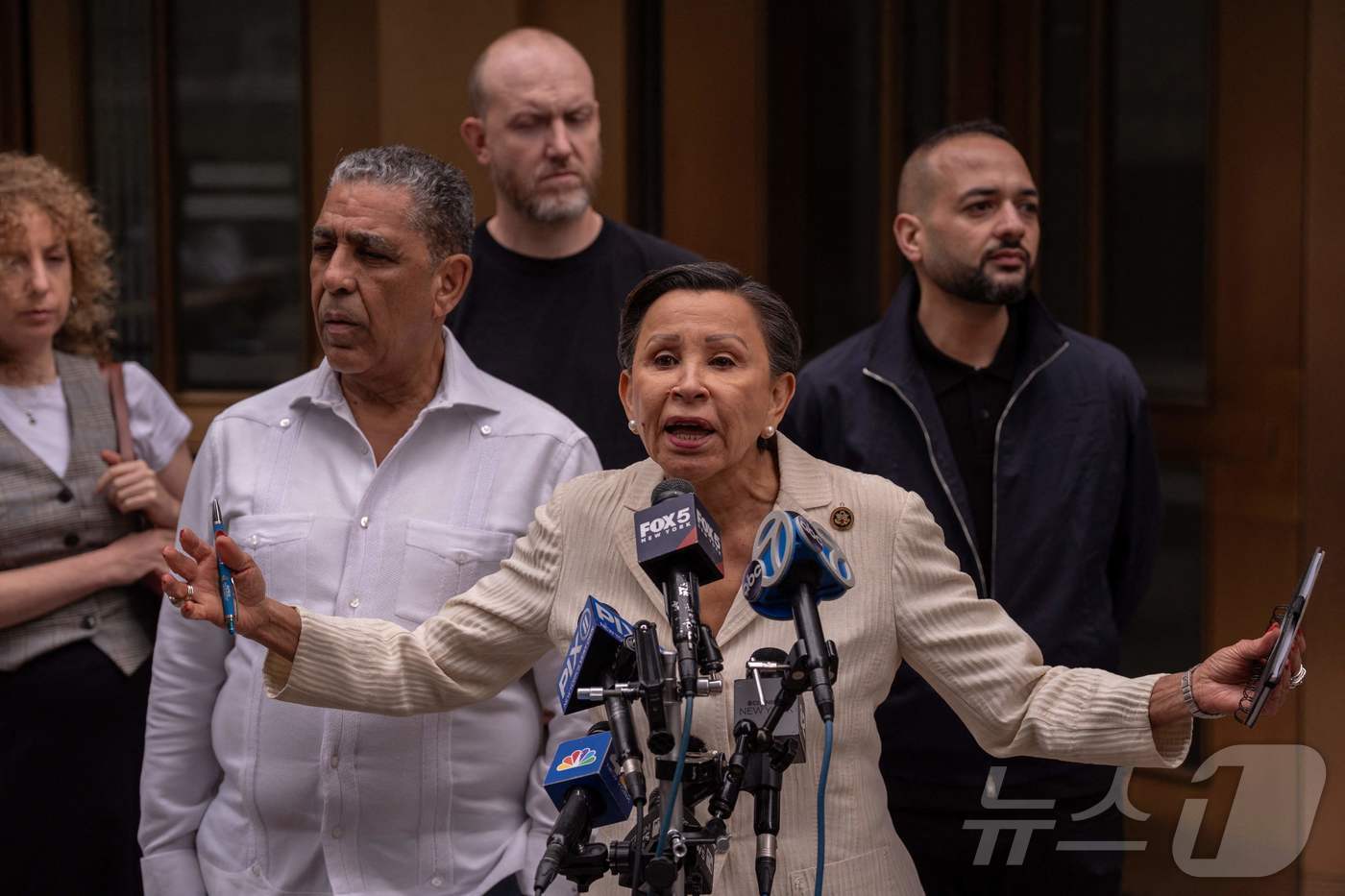 (뉴욕 AFP=뉴스1) 강민경 기자 = 미국 연방 하원의원 아드리아노 에스파이야트(민주·뉴욕)와 니디아 벨라스케스(민주·뉴욕)가 2025년 6월 8일 뉴욕시에서 제이컵 K. 재비츠 …