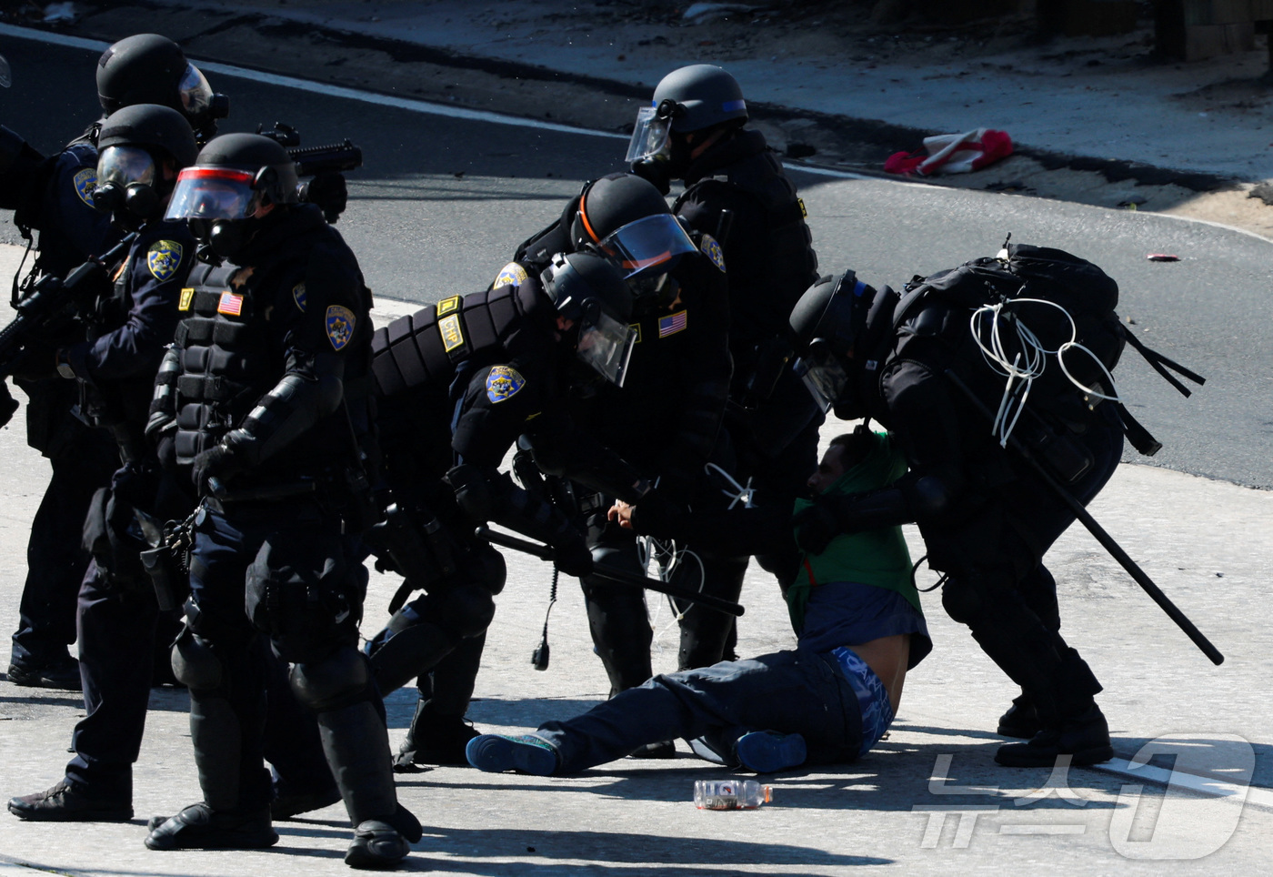 (로스앤젤레스 로이터=뉴스1) 김지완 기자 = 8일(현지시간) 미국 캘리포니아주 로스앤젤레스(LA)에서 경찰이 도널드 트럼프 행정부의 불법이민 단속에 항의하는 시위대 중 1명을 연 …