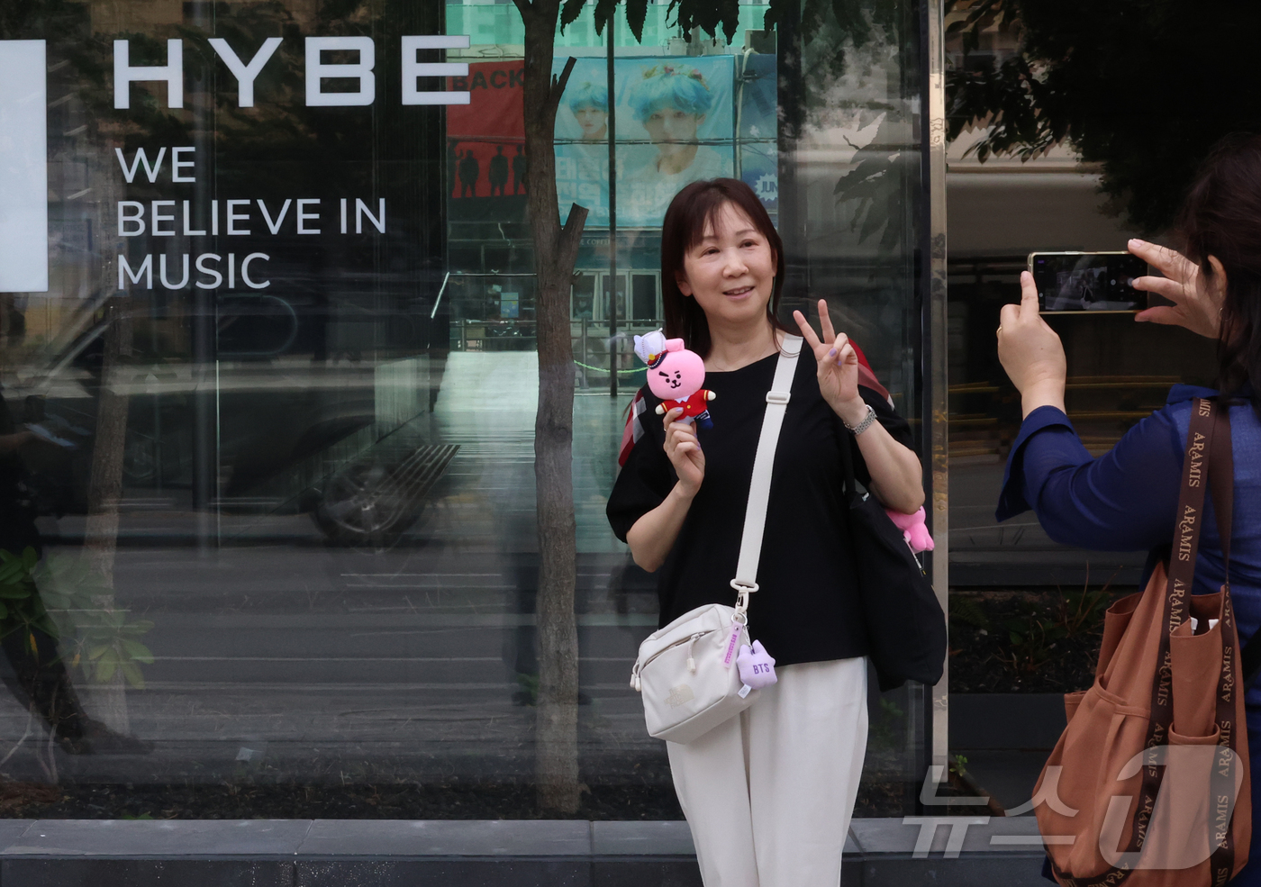 (서울=뉴스1) 권현진 기자 = 9일 오전 서울 용산구 하이브 사옥 앞에서 방탄소년단(BTS) 글로벌 팬들(아미)이 멤버들의 제대를 기대하며 기념 촬영을 하고 있다.2023년 12 …