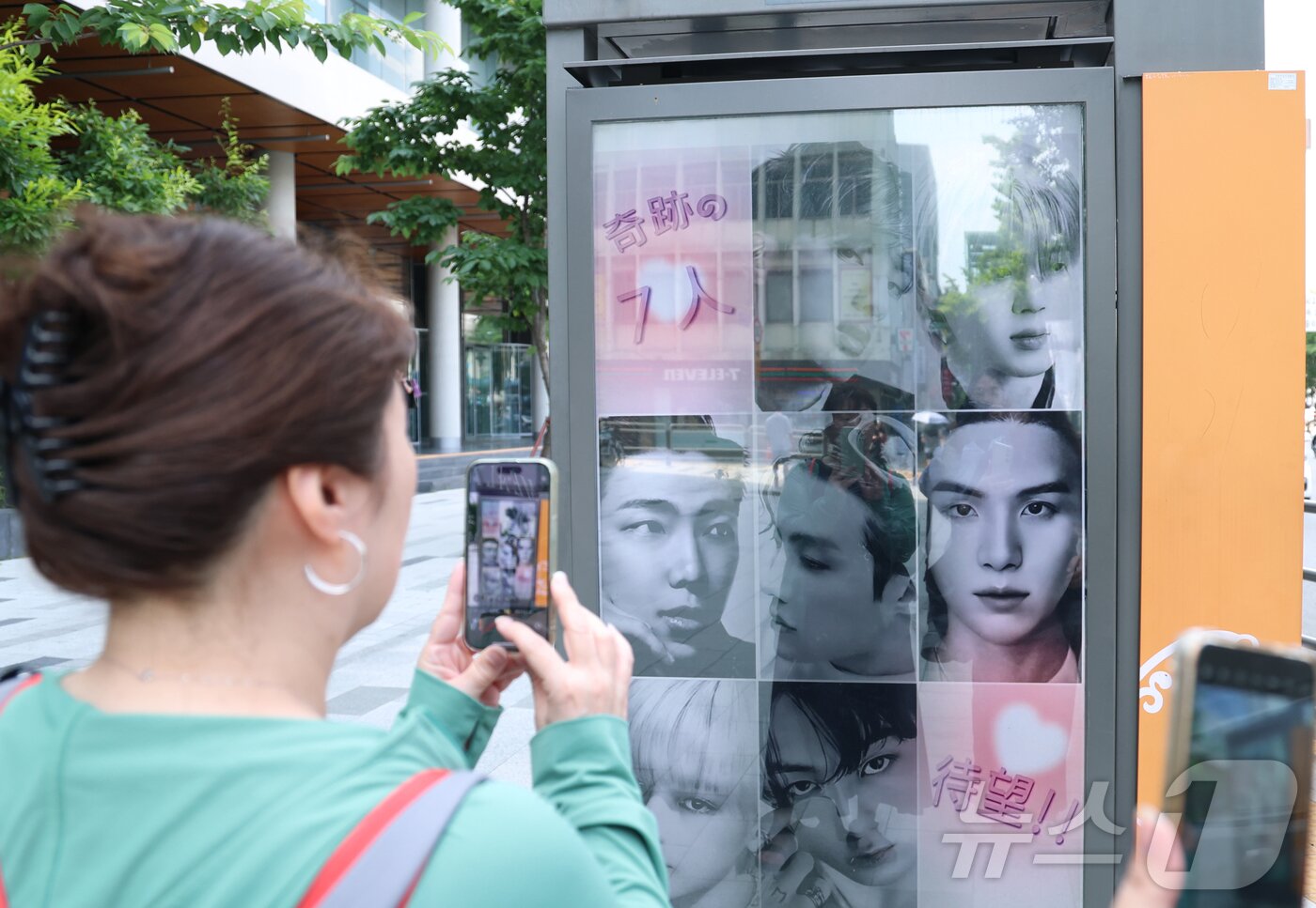 본문 이미지 - 9일 오전 서울 용산구 하이브 사옥 앞에서 방탄소년단(BTS) 글로벌 팬들(아미)이 멤버들의 제대를 기대하며 기념 촬영을 하고 있다.  2025.6.9/뉴스1 ⓒ News1 권현진 기자