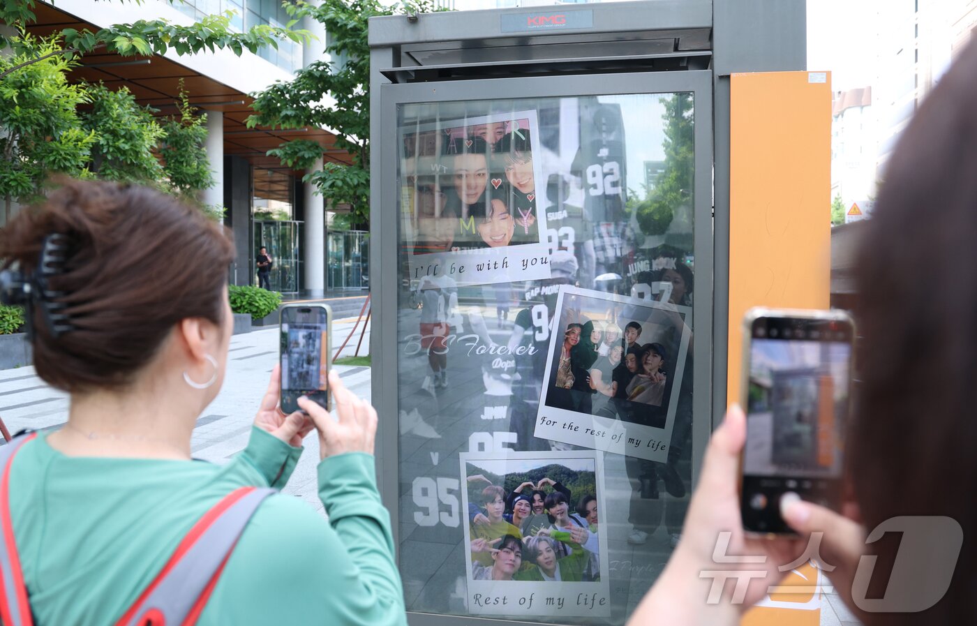 본문 이미지 - 9일 오전 서울 용산구 하이브 사옥 앞에서 방탄소년단(BTS) 글로벌 팬들(아미)이 멤버들의 제대를 기대하며 기념 촬영을 하고 있다. 2025.6.9/뉴스1 ⓒ News1 권현진 기자