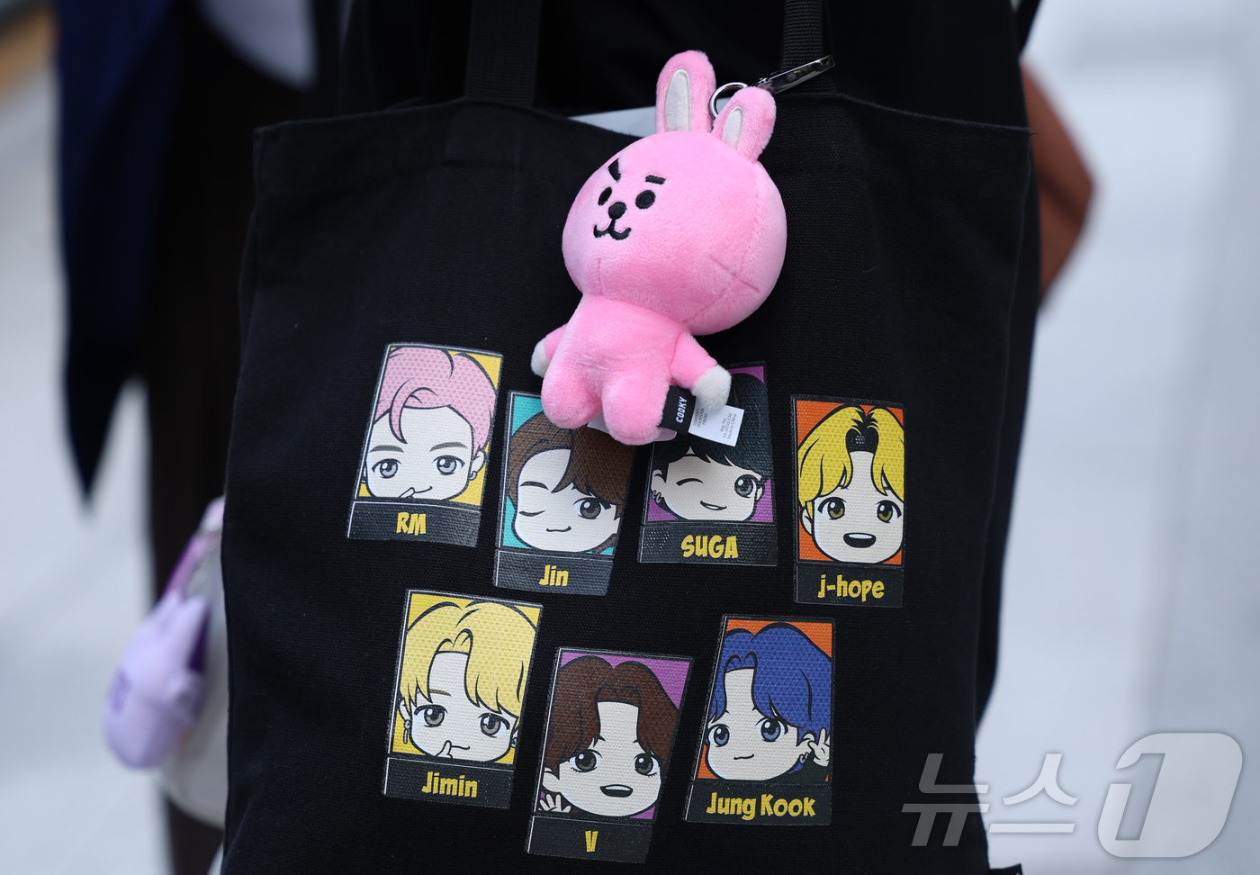 (서울=뉴스1) 권현진 기자 = 9일 오전 서울 용산구 하이브 사옥 앞에서 방탄소년단(BTS) 글로벌 팬들(아미)이 멤버들의 캐릭터를 가방에 매달고 있다.2023년 12월 입대한 …