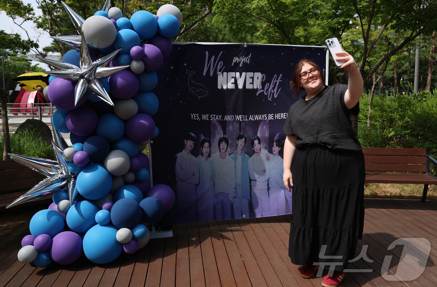 본문 이미지 - 9일 오전 서울 용산구 하이브 사옥 앞에서 방탄소년단(BTS) 글로벌 팬들(아미)이 그들의 제대를 기대하며 기념 촬영을 하고 있다. 2025.6.9/뉴스1 ⓒ News1 권현진 기자