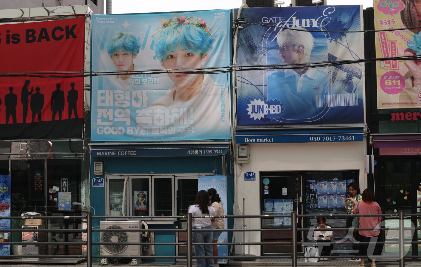 본문 이미지 - 9일 오전 서울 용산구 하이브 사옥 앞에서 방탄소년단(BTS) 글로벌 팬들(아미)이 그들의 제대를 기대하며 기념 촬영을 하고 있다. 2025.6.9/뉴스1 ⓒ News1 권현진 기자