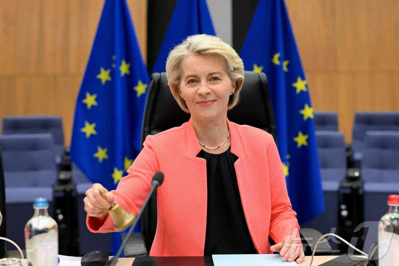 (브뤼셀 AFP=뉴스1) 강민경 기자 = 우르줄라 폰데어라이엔 유럽연합(EU) 집행위원장이 2025년 6월 4일 벨기에 브뤼셀 소재 EU 본부에서 열린 집행위원회 회의를 시작하며 …