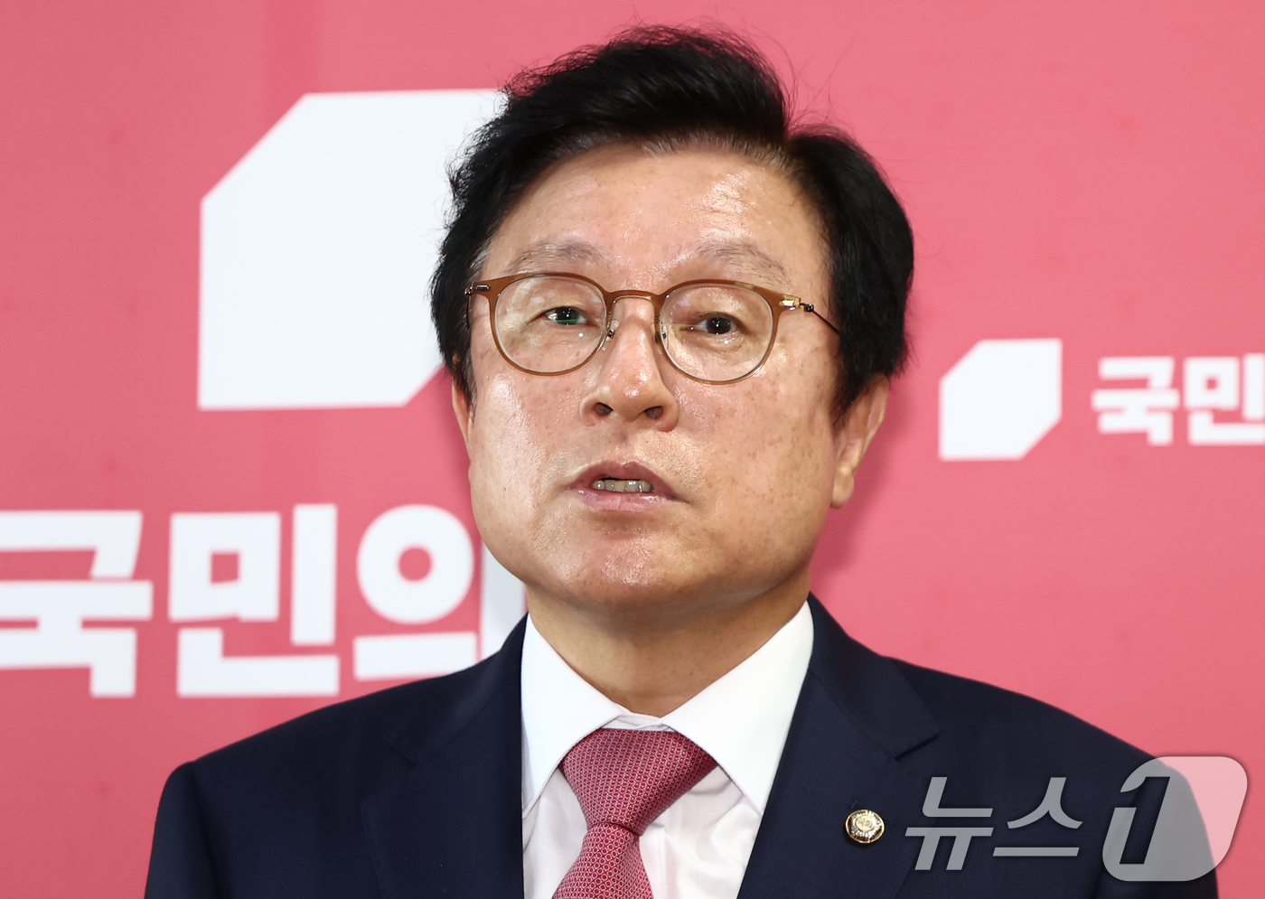 (서울=뉴스1) 김민지 기자 = 국민의힘 원내대표 선출을 위한 선거관리위원회 위원장을 맡은 박형수 원내수석부대표가 9일 오전 서울 여의도 국회에서 원내대표 경선 일정 관련 브리핑을 …