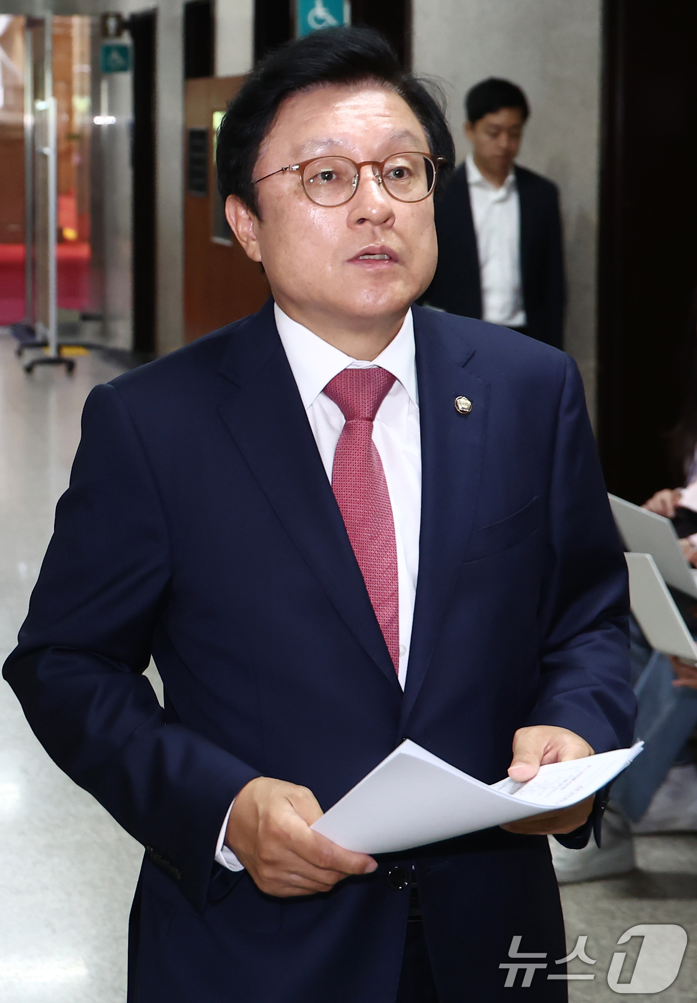 (서울=뉴스1) 김민지 기자 = 국민의힘 원내대표 선출을 위한 선거관리위원회 위원장을 맡은 박형수 원내수석부대표가 9일 오전 서울 여의도 국회에서 원내대표 경선 일정 관련 브리핑을 …