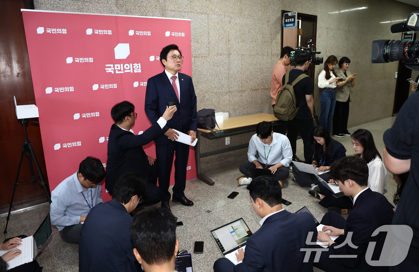 (서울=뉴스1) 김민지 기자 = 국민의힘 원내대표 선출을 위한 선거관리위원회 위원장을 맡은 박형수 원내수석부대표가 9일 오전 서울 여의도 국회에서 원내대표 경선 일정 관련 브리핑을 …