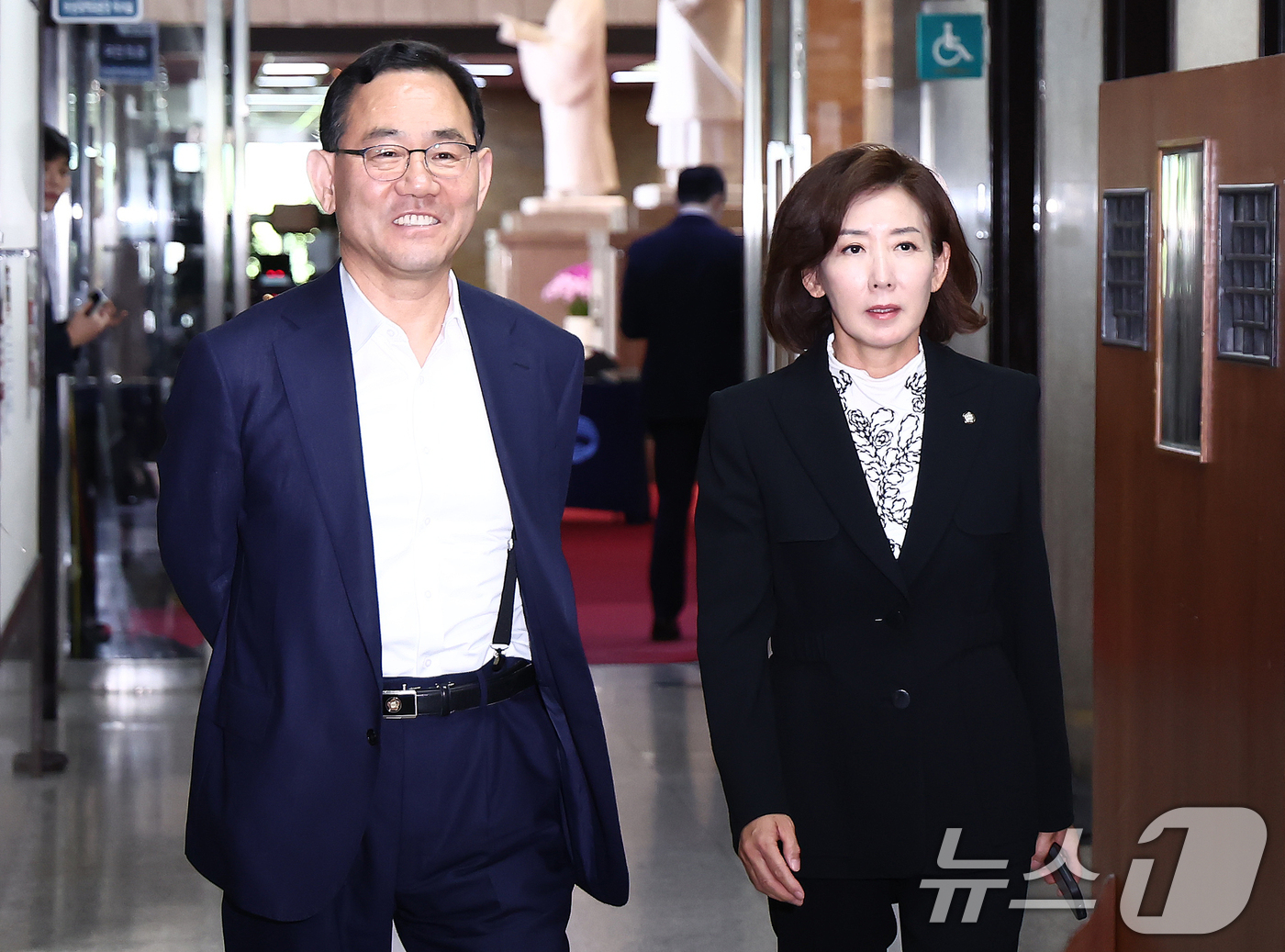 (서울=뉴스1) 김민지 기자 = 국민의힘 주호영(왼쪽), 나경원 의원이 9일 서울 여의도 국회에서 열린 4선 이상 중진 의원 회동에 참석하기 위해 이동하고 있다. 2025.6.9/ …