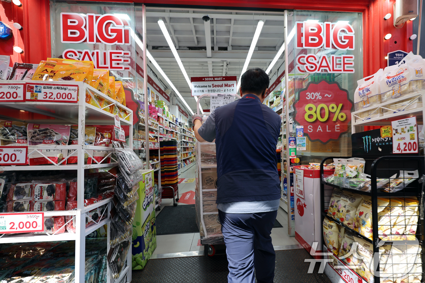 (서울=뉴스1) 황기선 기자 = 높아지는 물가와 인건비 부담으로 소상공인의 어려움이 깊어지고 있는 9일 서울 중구 명동거리의 한 상점에서 점포 관계자가 영업준비를 하고 있다. 20 …