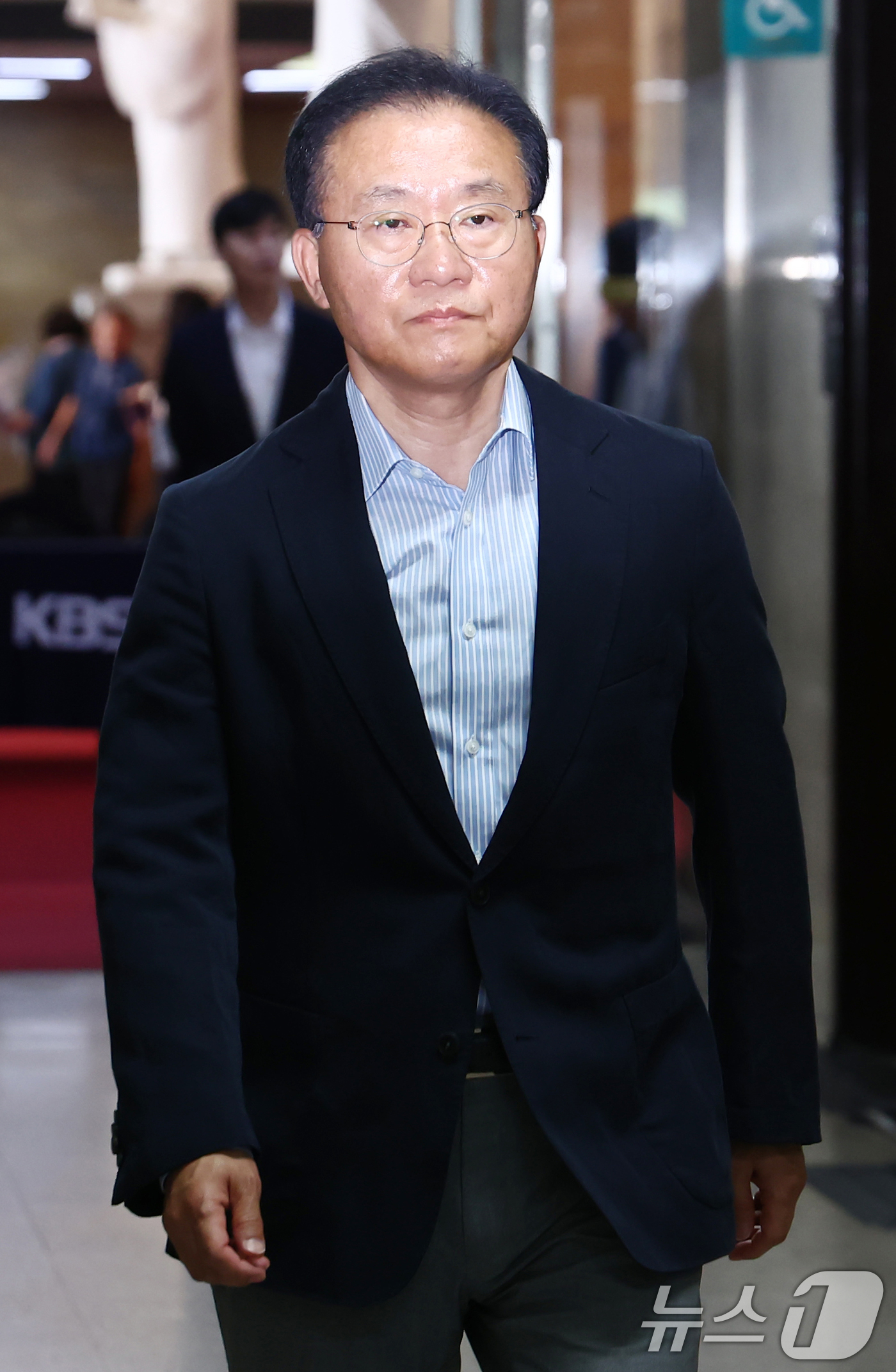 (서울=뉴스1) 김민지 기자 = 윤재옥 국민의힘 의원이 9일 서울 여의도 국회에서 열린 4선 이상 중진 의원 회동에 참석하기 위해 이동하고 있다. 2025.6.9/뉴스1