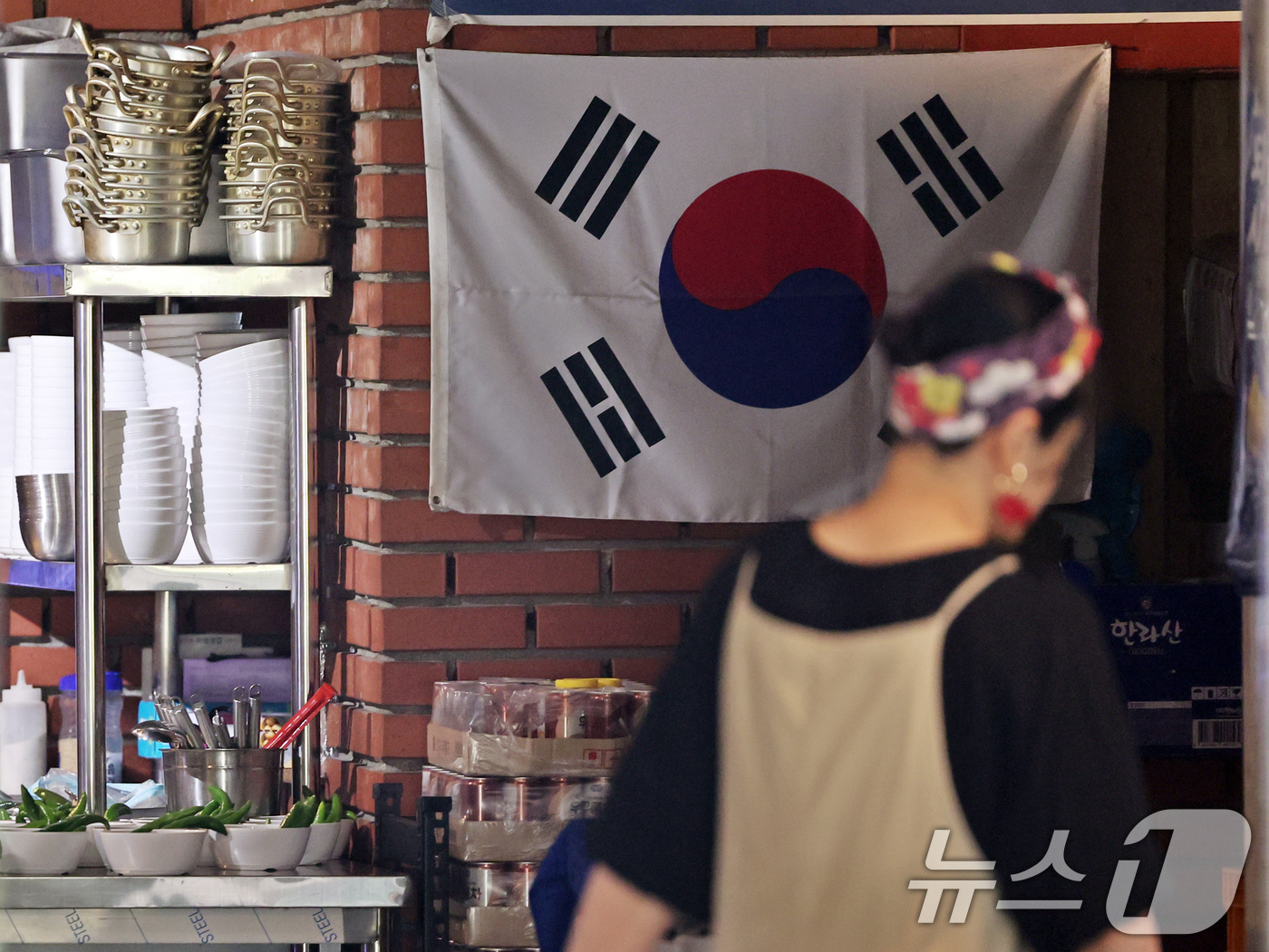 (서울=뉴스1) 황기선 기자 = 높아지는 물가와 인건비 부담으로 소상공인의 어려움이 깊어지고 있는 9일 서울 중구 명동거리의 한 식당에서 점포 관계자가 영업준비를 하고 있다. 20 …