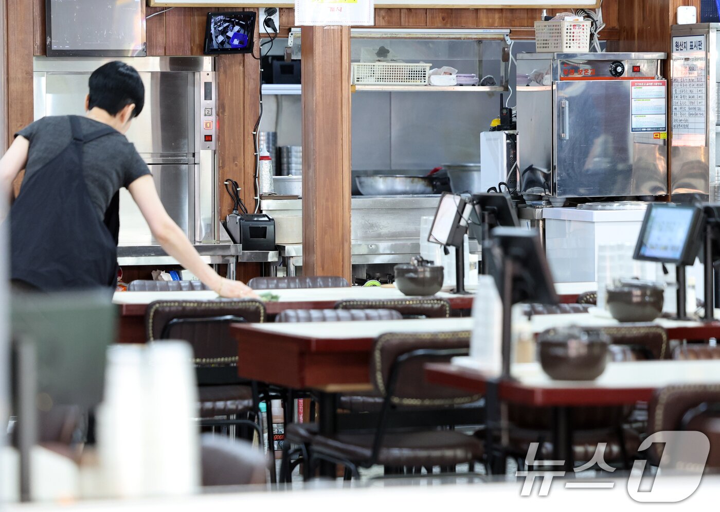 본문 이미지 - 서울 중구 명동거리의 한 식당에서 점포 관계자가 영업준비를 하고 있다. /뉴스1 ⓒ News1 황기선 기자