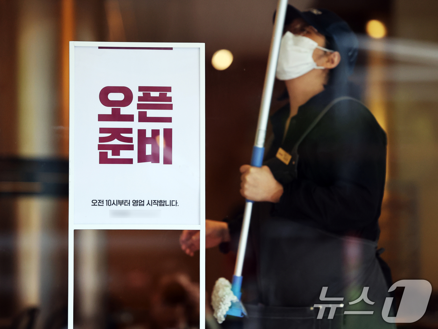 (서울=뉴스1) 황기선 기자 = 높아지는 물가와 인건비 부담으로 소상공인의 어려움이 깊어지고 있는 9일 서울 중구 명동거리의 한 식당에서 점포 관계자가 영업준비를 하고 있다. 20 …