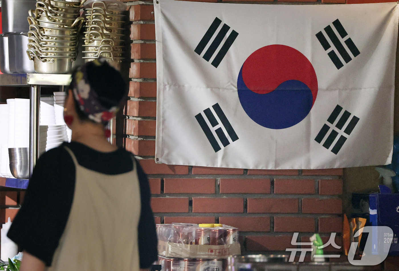 (서울=뉴스1) 황기선 기자 = 높아지는 물가와 인건비 부담으로 소상공인의 어려움이 깊어지고 있는 9일 서울 중구 명동거리의 한 식당에서 점포 관계자가 영업준비를 하고 있다. 20 …