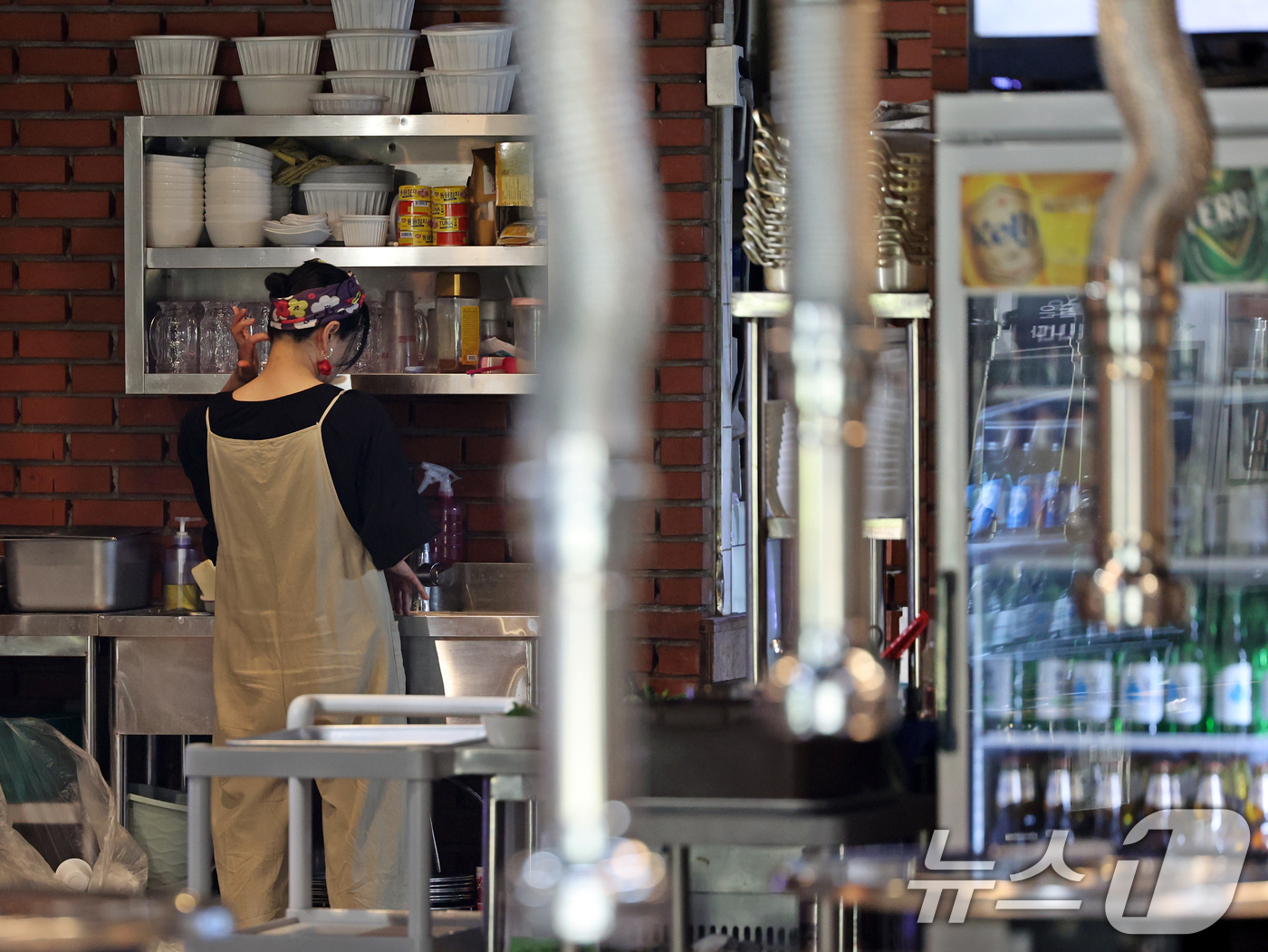 (서울=뉴스1) 황기선 기자 = 높아지는 물가와 인건비 부담으로 소상공인의 어려움이 깊어지고 있는 9일 서울 중구 명동거리의 한 식당에서 점포 관계자가 영업준비를 하고 있다. 20 …