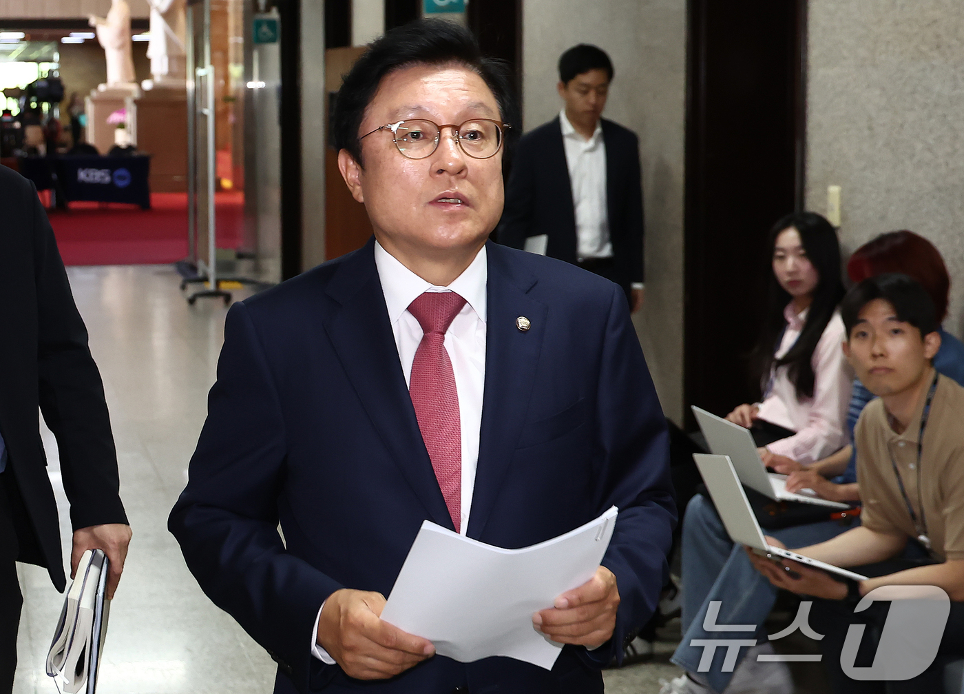 (서울=뉴스1) 김민지 기자 = 국민의힘 원내대표 선출을 위한 선거관리위원회 위원장을 맡은 박형수 원내수석부대표가 9일 오전 서울 여의도 국회에서 원내대표 경선 일정 관련 브리핑을 …