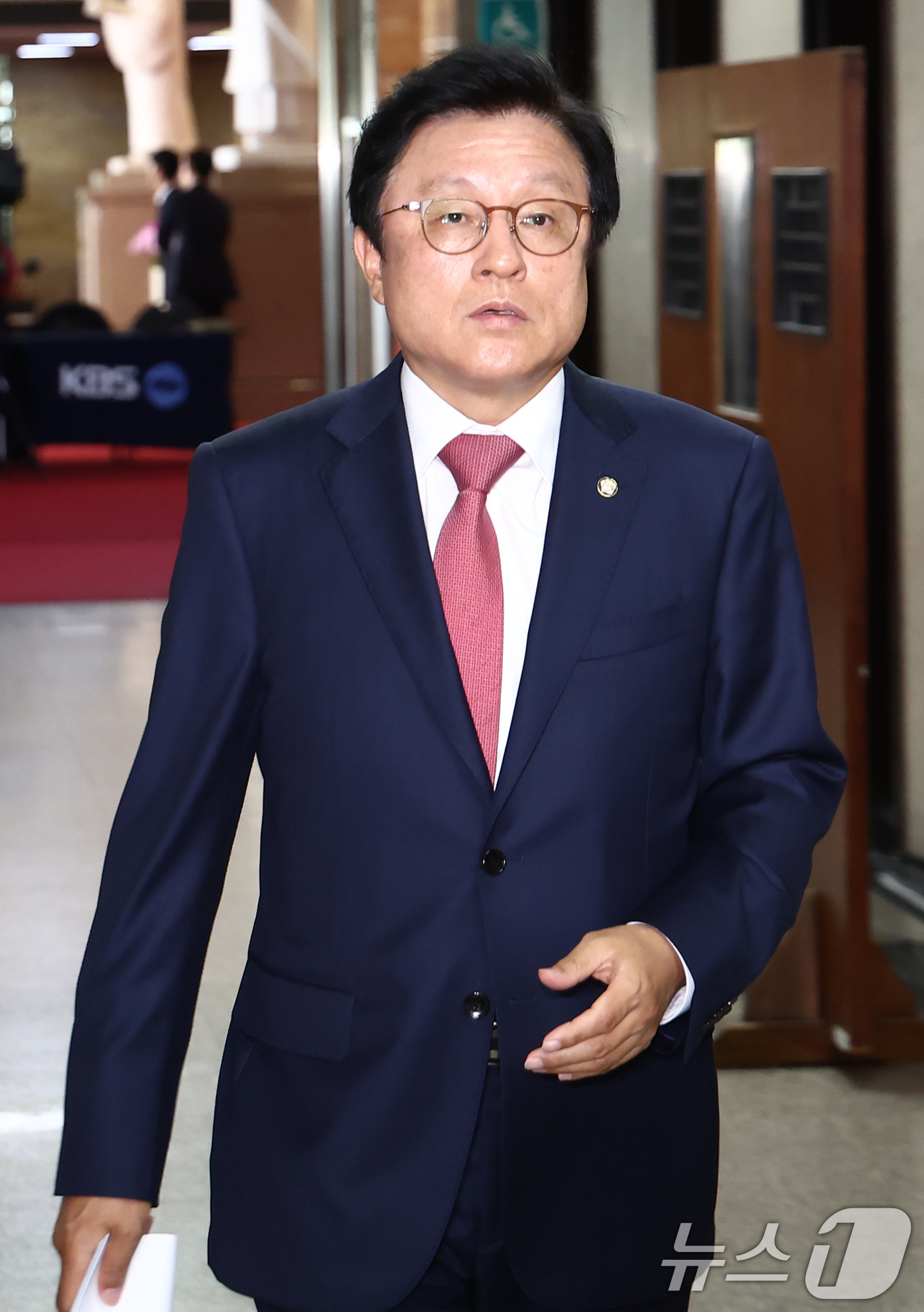 (서울=뉴스1) 김민지 기자 = 국민의힘 원내대표 선출을 위한 선거관리위원회 위원장을 맡은 박형수 원내수석부대표가 9일 오전 서울 여의도 국회에서 원내대표 경선 일정 관련 브리핑을 …