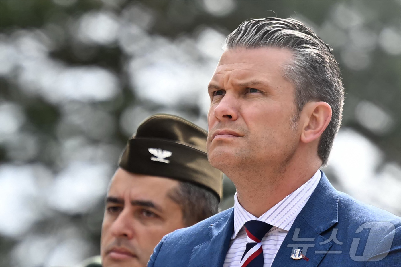 (콜빌쉬르메르 AFP=뉴스1) 김지완 기자 = 6일(현지시간) 피트 헤그세스 미국 국방장관이 프랑스 북서부 콜빌쉬르메르에서 열린 2차 세계대전 노르망디 상륙 작전 81주년 기념식에 …