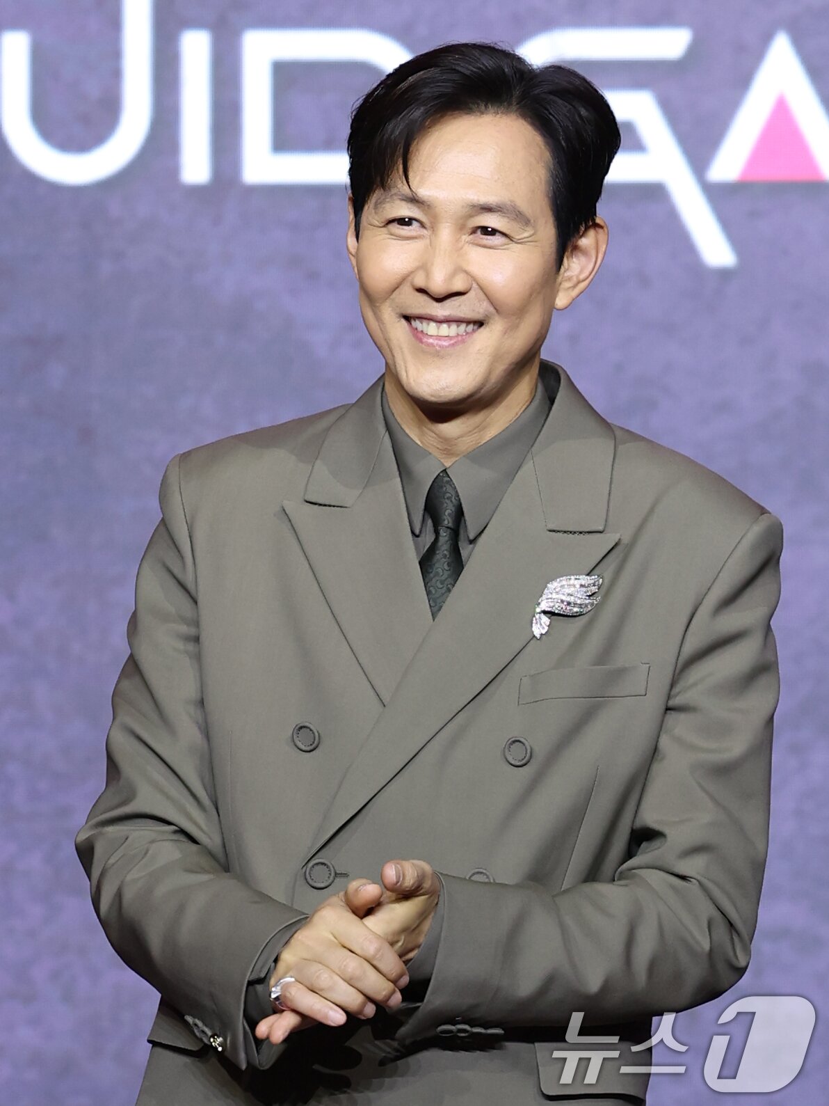 본문 이미지 - 배우 이정재가 9일 서울 용산구 서울드래곤시티에서 열린 넷플릭스 시리즈 '오징어 게임' 시즌3 제작발표회에서 포즈를 취하고 있다. '오징어 게임' 시즌3은 자신만의 목적을 품고 다시 참가한 게임에서 가장 친한 친구를 잃고 만 ‘기훈’과, 정체를 숨긴 채 게임에 숨어들었던 프론트맨, 그리고 그 잔인한 게임 속에서 살아남은 참가자들의 마지막 운명을 그린 이야기​다. 2025.6.9/뉴스1 ⓒ News1 권현진 기자