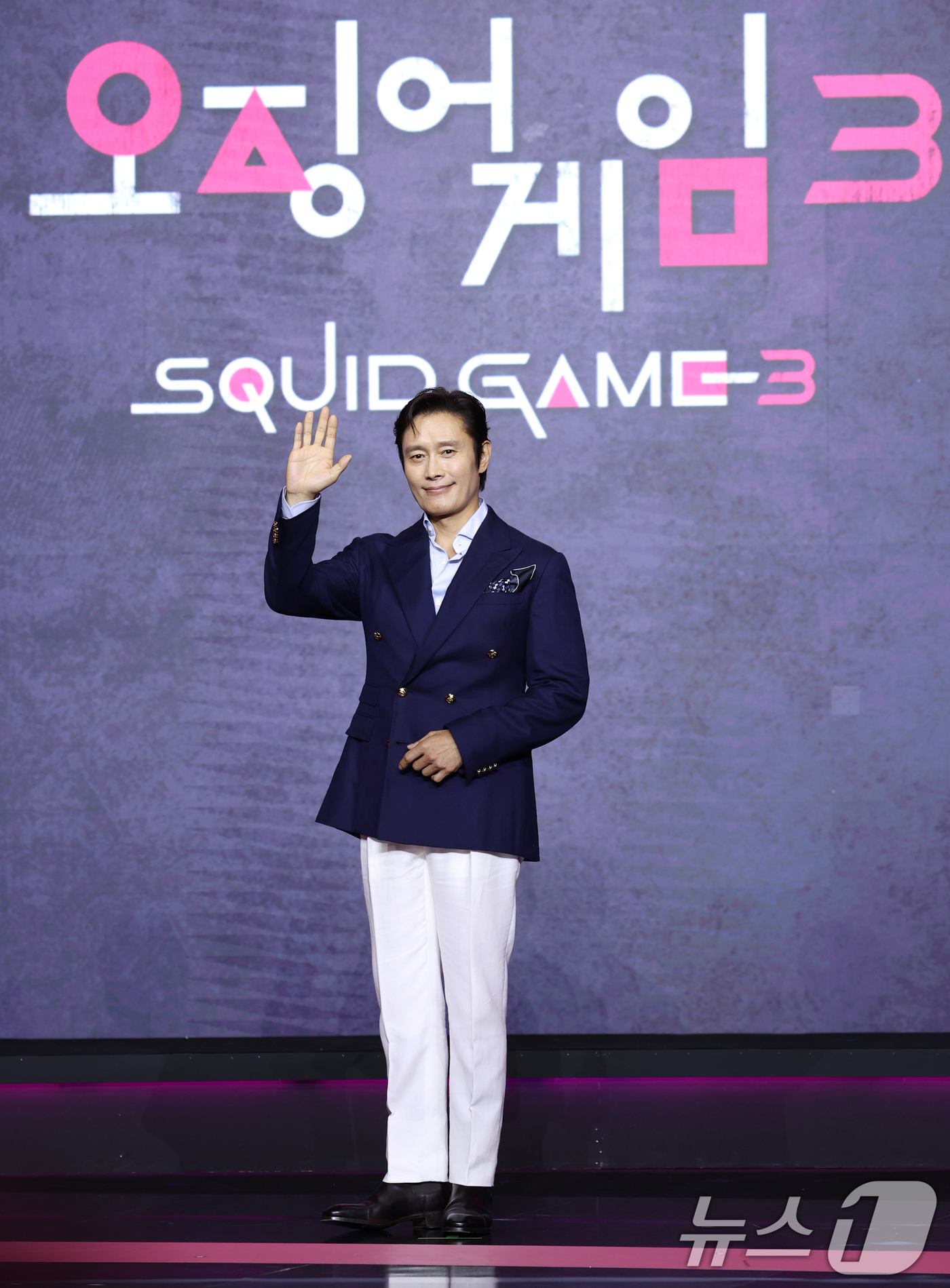 (서울=뉴스1) 권현진 기자 = 배우 이병헌이 9일 서울 용산구 서울드래곤시티에서 열린 넷플릭스 시리즈 '오징어 게임' 시즌3 제작발표회에서 포즈를 취하고 있다.'오징어 게임' 시 …