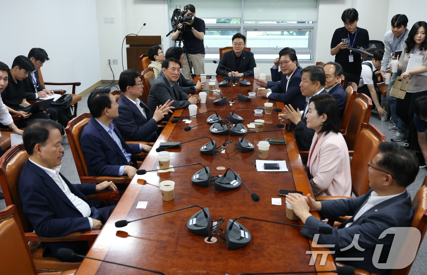 (서울=뉴스1) 이광호 기자 = 국민의힘 3선 의원들이 9일 오전 서울 여의도 국회 의원회관에서 대선 패배 이후 당의 수습과 개혁안 등에 대한 논의를 위한 회동을 하고 있다.이날 …