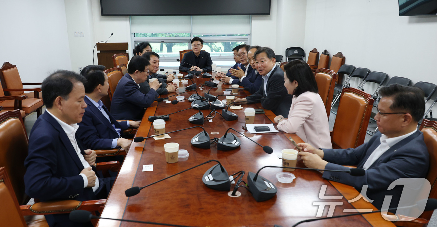 (서울=뉴스1) 이광호 기자 = 국민의힘 3선 의원들이 9일 오전 서울 여의도 국회 의원회관에서 대선 패배 이후 당의 수습과 개혁안 등에 대한 논의를 위한 회동을 하고 있다.이날 …