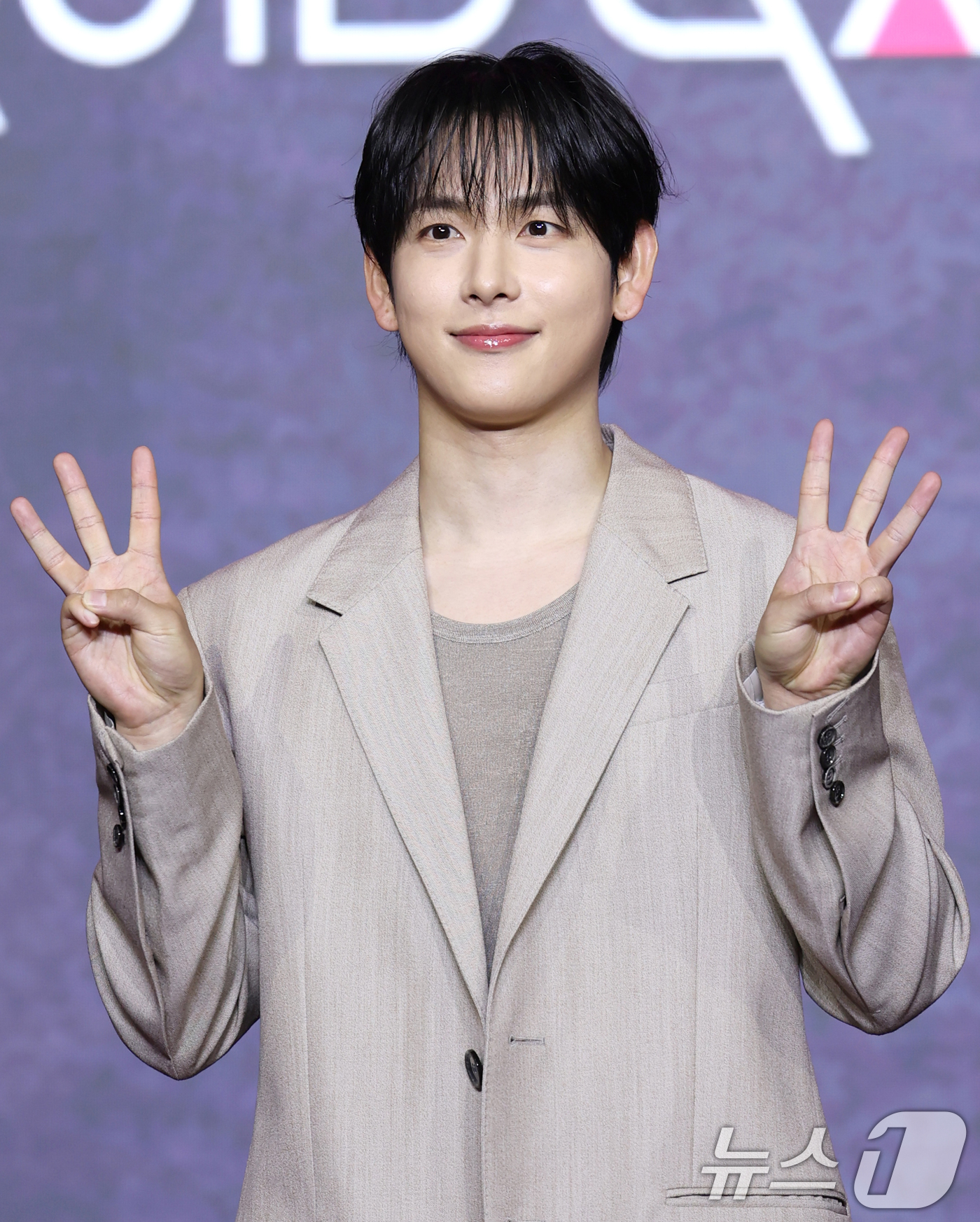 (서울=뉴스1) 권현진 기자 = 배우 임시완이 9일 서울 용산구 서울드래곤시티에서 열린 넷플릭스 시리즈 '오징어 게임' 시즌3 제작발표회에서 포즈를 취하고 있다.'오징어 게임' 시 …