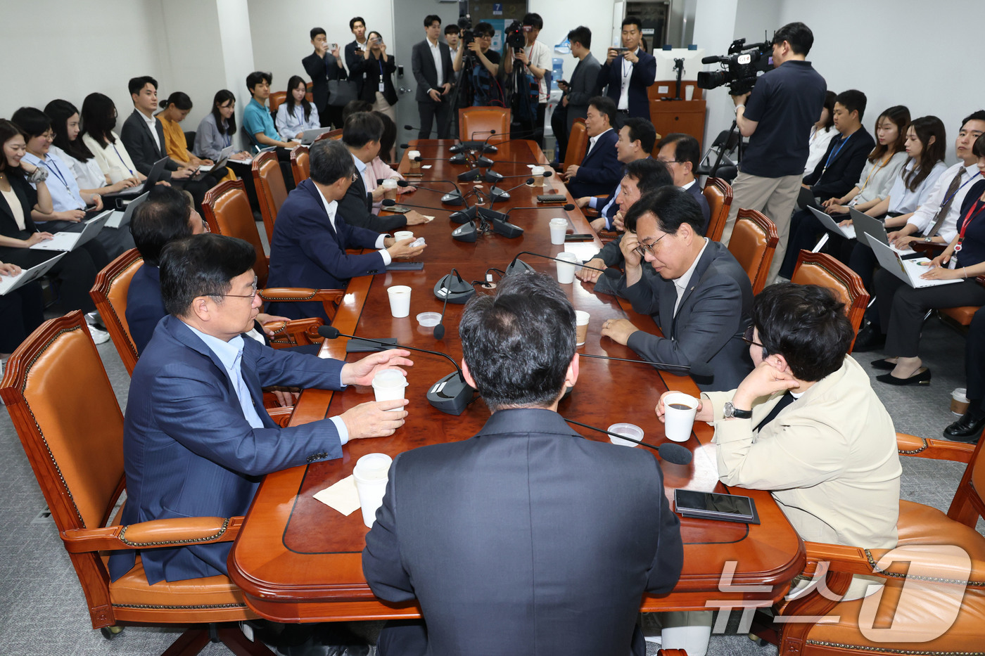 (서울=뉴스1) 이광호 기자 = 국민의힘 3선 의원들이 9일 오전 서울 여의도 국회 의원회관에서 대선 패배 이후 당의 수습과 개혁안 등에 대한 논의를 위한 회동을 하고 있다.이날 …