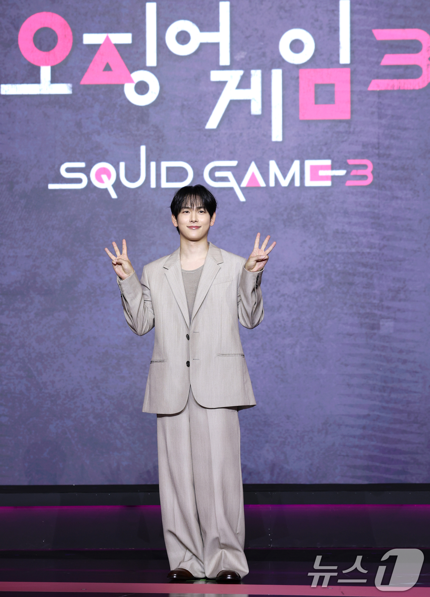 (서울=뉴스1) 권현진 기자 = 배우 임시완이 9일 서울 용산구 서울드래곤시티에서 열린 넷플릭스 시리즈 '오징어 게임' 시즌3 제작발표회에서 포즈를 취하고 있다.'오징어 게임' 시 …