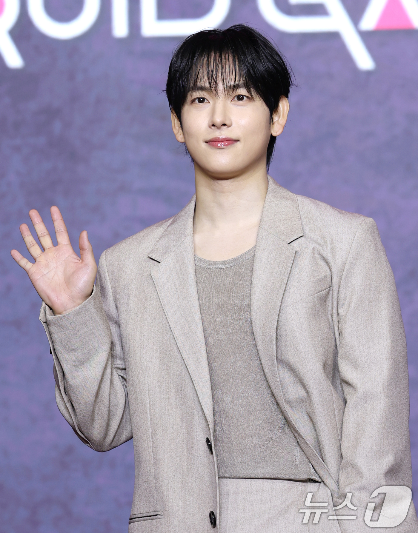 (서울=뉴스1) 권현진 기자 = 배우 임시완이 9일 서울 용산구 서울드래곤시티에서 열린 넷플릭스 시리즈 '오징어 게임' 시즌3 제작발표회에서 포즈를 취하고 있다.'오징어 게임' 시 …