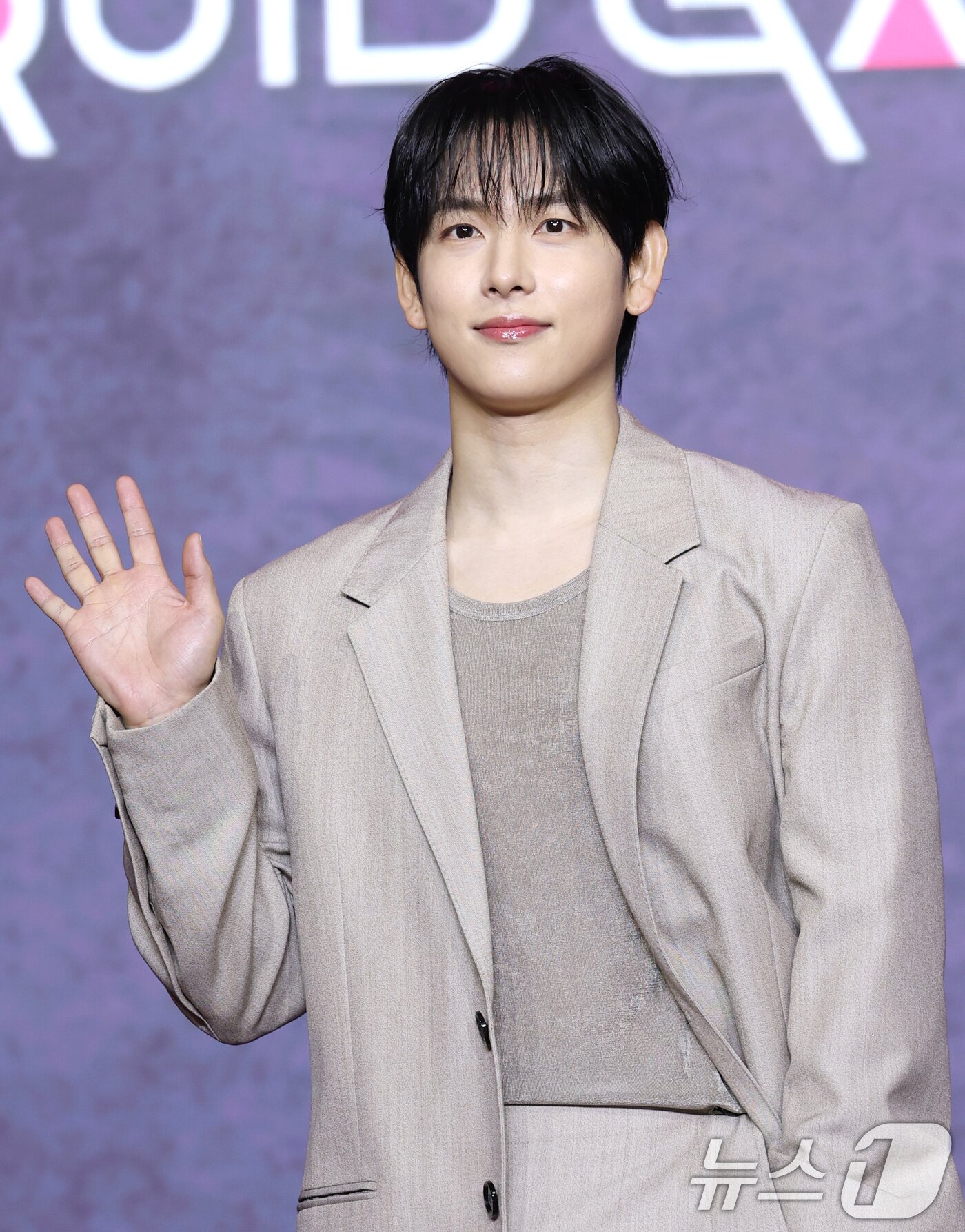 본문 이미지 - 배우 임시완이 9일 서울 용산구 서울드래곤시티에서 열린 넷플릭스 시리즈 '오징어 게임' 시즌3 제작발표회에서 포즈를 취하고 있다. '오징어 게임' 시즌3은 자신만의 목적을 품고 다시 참가한 게임에서 가장 친한 친구를 잃고 만 ‘기훈’과, 정체를 숨긴 채 게임에 숨어들었던 프론트맨, 그리고 그 잔인한 게임 속에서 살아남은 참가자들의 마지막 운명을 그린 이야기​다. 2025.6.9/뉴스1 ⓒ News1 권현진 기자