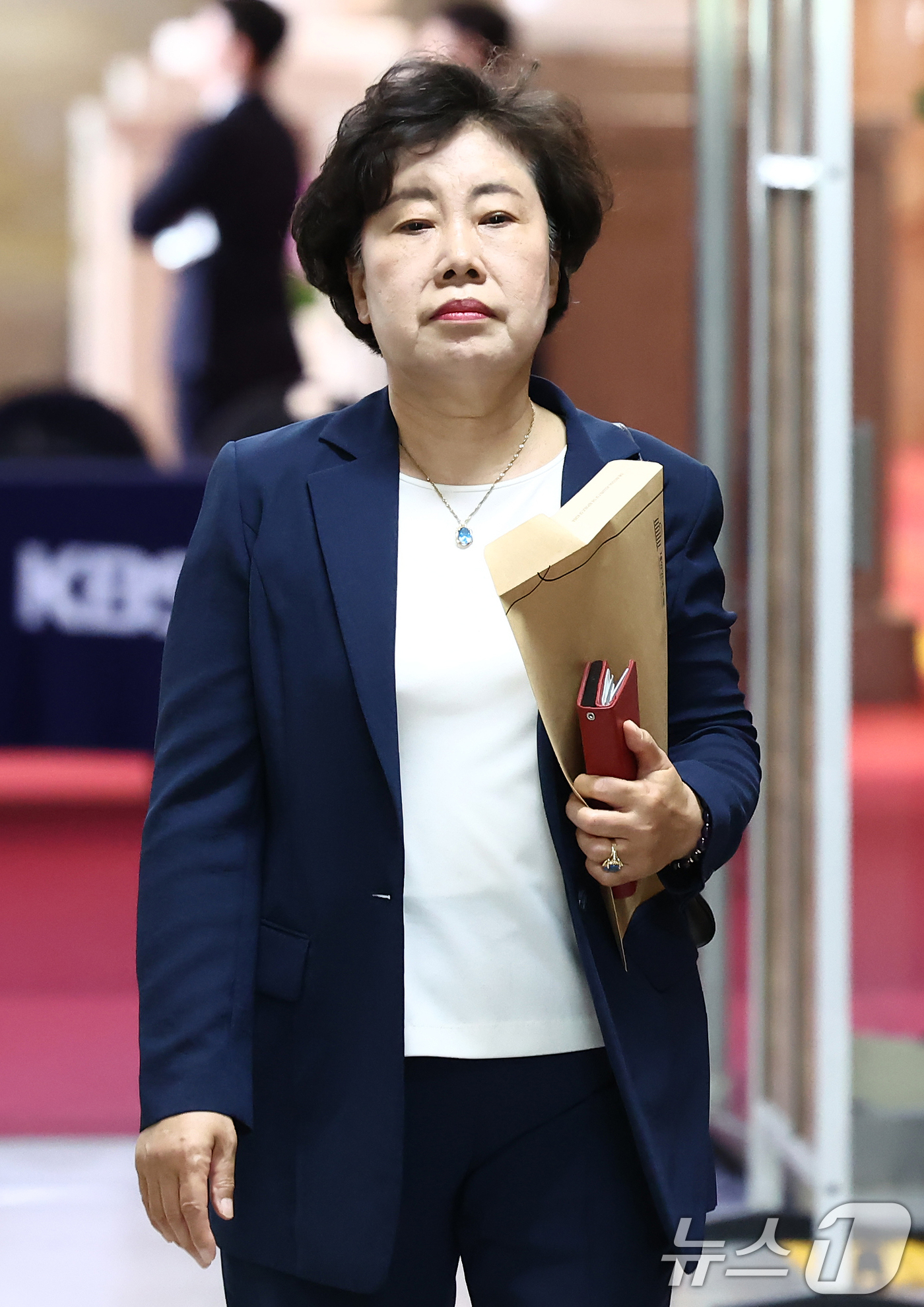 (서울=뉴스1) 김민지 기자 = 조배숙 국민의힘 의원이 9일 서울 여의도 국회에서 열린 4선 이상 중진 의원 회동에 참석하기 위해 이동하고 있다. 2025.6.9/뉴스1