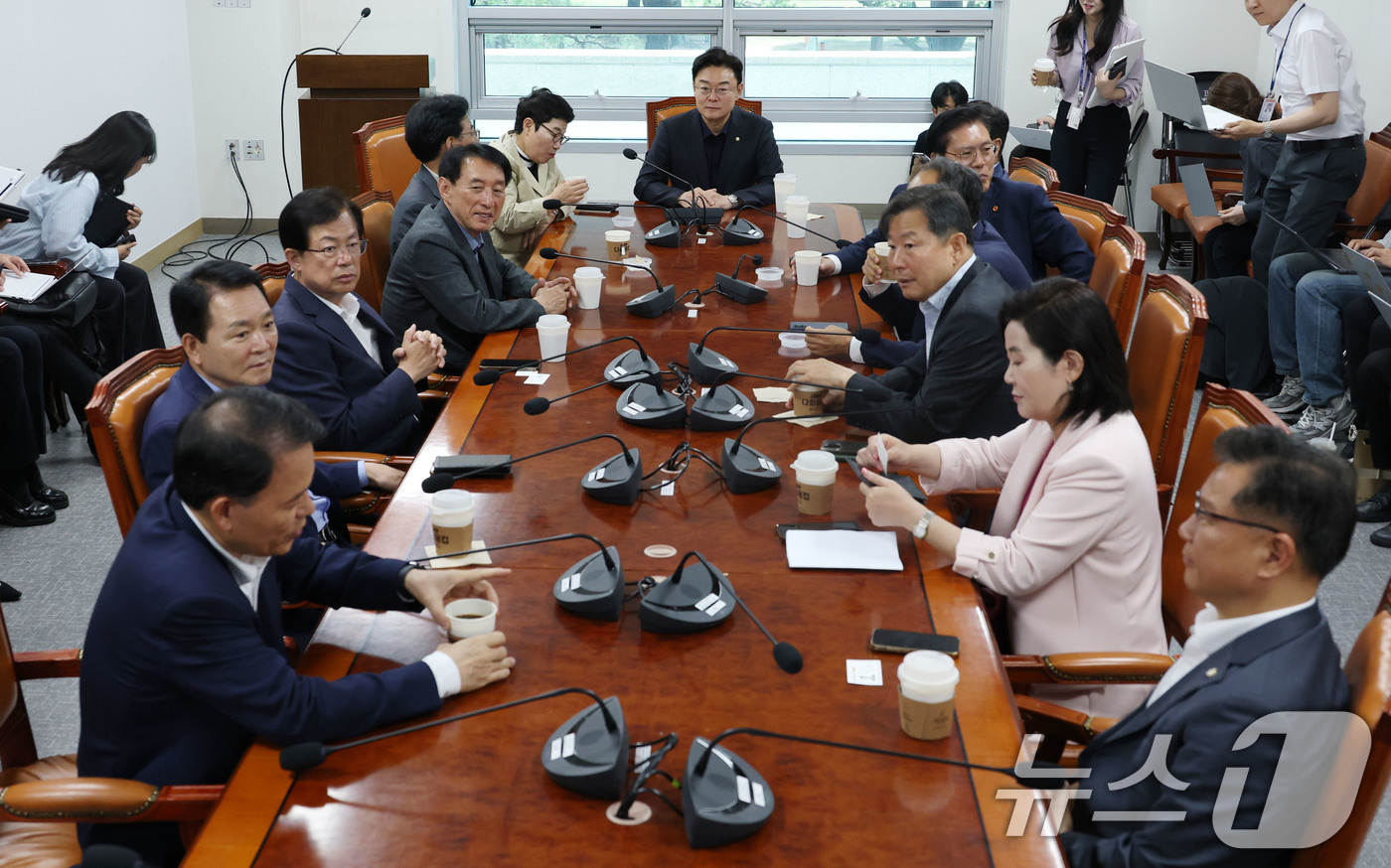 (서울=뉴스1) 이광호 기자 = 국민의힘 3선 의원들이 9일 오전 서울 여의도 국회 의원회관에서 대선 패배 이후 당의 수습과 개혁안 등에 대한 논의를 위한 회동을 하고 있다.이날 …