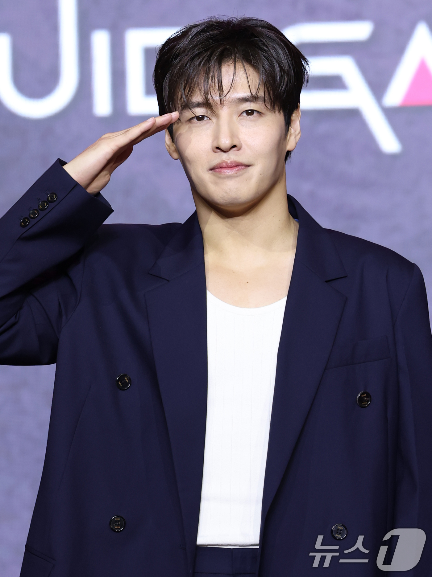 (서울=뉴스1) 권현진 기자 = 배우 강하늘이 9일 서울 용산구 서울드래곤시티에서 열린 넷플릭스 시리즈 '오징어 게임' 시즌3 제작발표회에서 포즈를 취하고 있다.'오징어 게임' 시 …