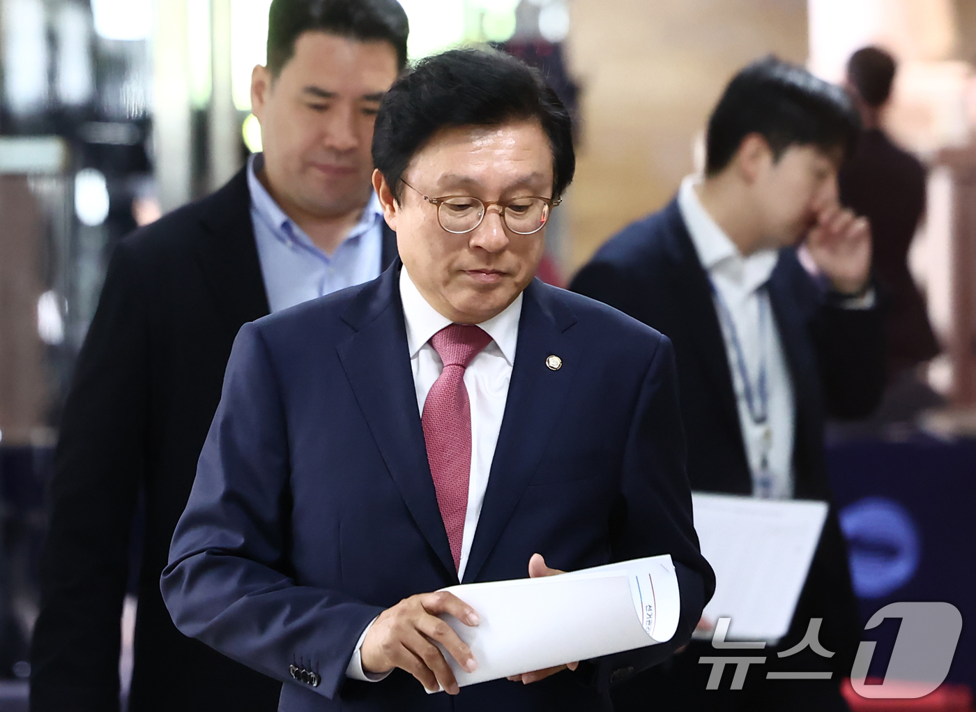 (서울=뉴스1) 김민지 기자 = 국민의힘 원내대표 선출을 위한 선거관리위원회 위원장을 맡은 박형수 원내수석부대표가 9일 오전 서울 여의도 국회에서 원내대표 경선 일정 관련 브리핑을 …