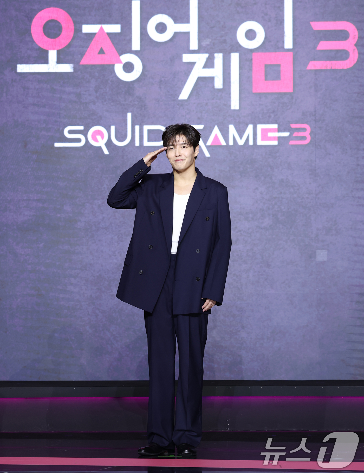 (서울=뉴스1) 권현진 기자 = 배우 강하늘이 9일 서울 용산구 서울드래곤시티에서 열린 넷플릭스 시리즈 '오징어 게임' 시즌3 제작발표회에서 포즈를 취하고 있다.'오징어 게임' 시 …