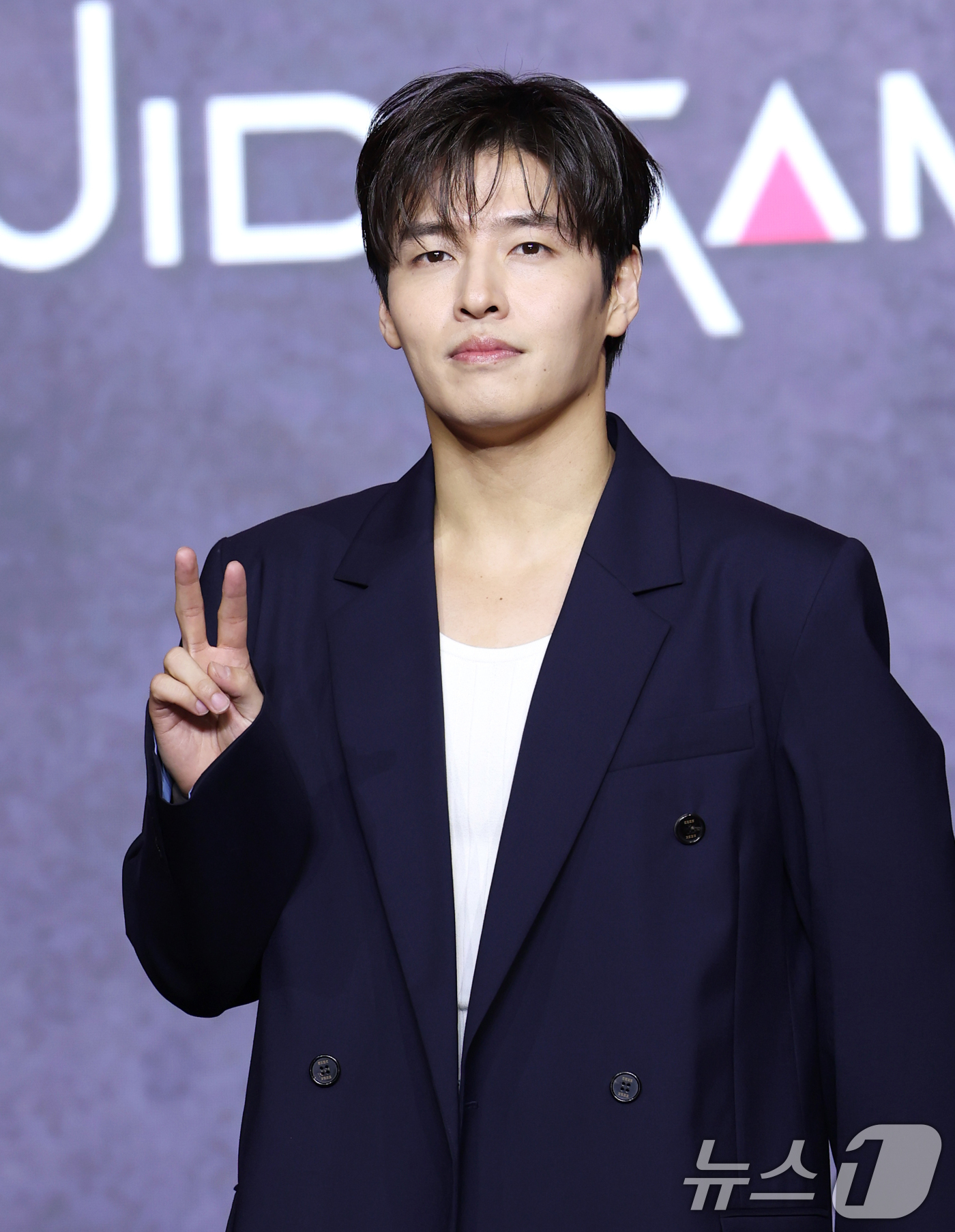 (서울=뉴스1) 권현진 기자 = 배우 강하늘이 9일 서울 용산구 서울드래곤시티에서 열린 넷플릭스 시리즈 '오징어 게임' 시즌3 제작발표회에서 포즈를 취하고 있다.'오징어 게임' 시 …