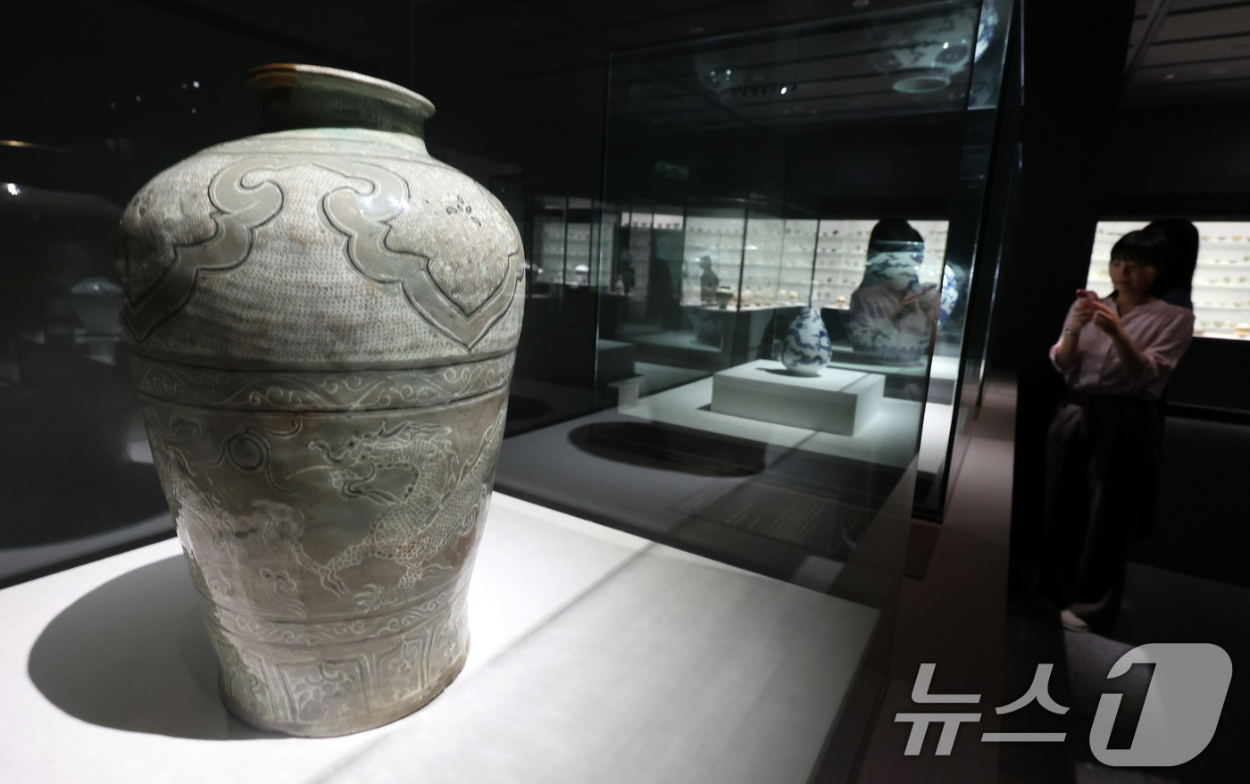 (서울=뉴스1) 이동해 기자 = 7일 서울 용산구 국립중앙박물관에서 열린 '새 나라 새 미술:조선 전기 미술 대전' 특별전에서 관람객들이 전시를 살펴보고 있다.국립중앙박물관 용산 …