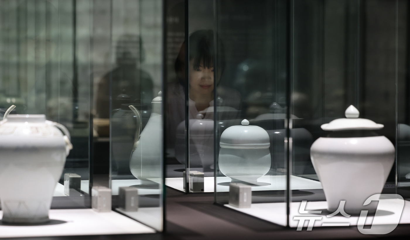 (서울=뉴스1) 이동해 기자 = 7일 서울 용산구 국립중앙박물관에서 열린 '새 나라 새 미술:조선 전기 미술 대전' 특별전에서 관람객들이 전시를 살펴보고 있다.국립중앙박물관 용산 …